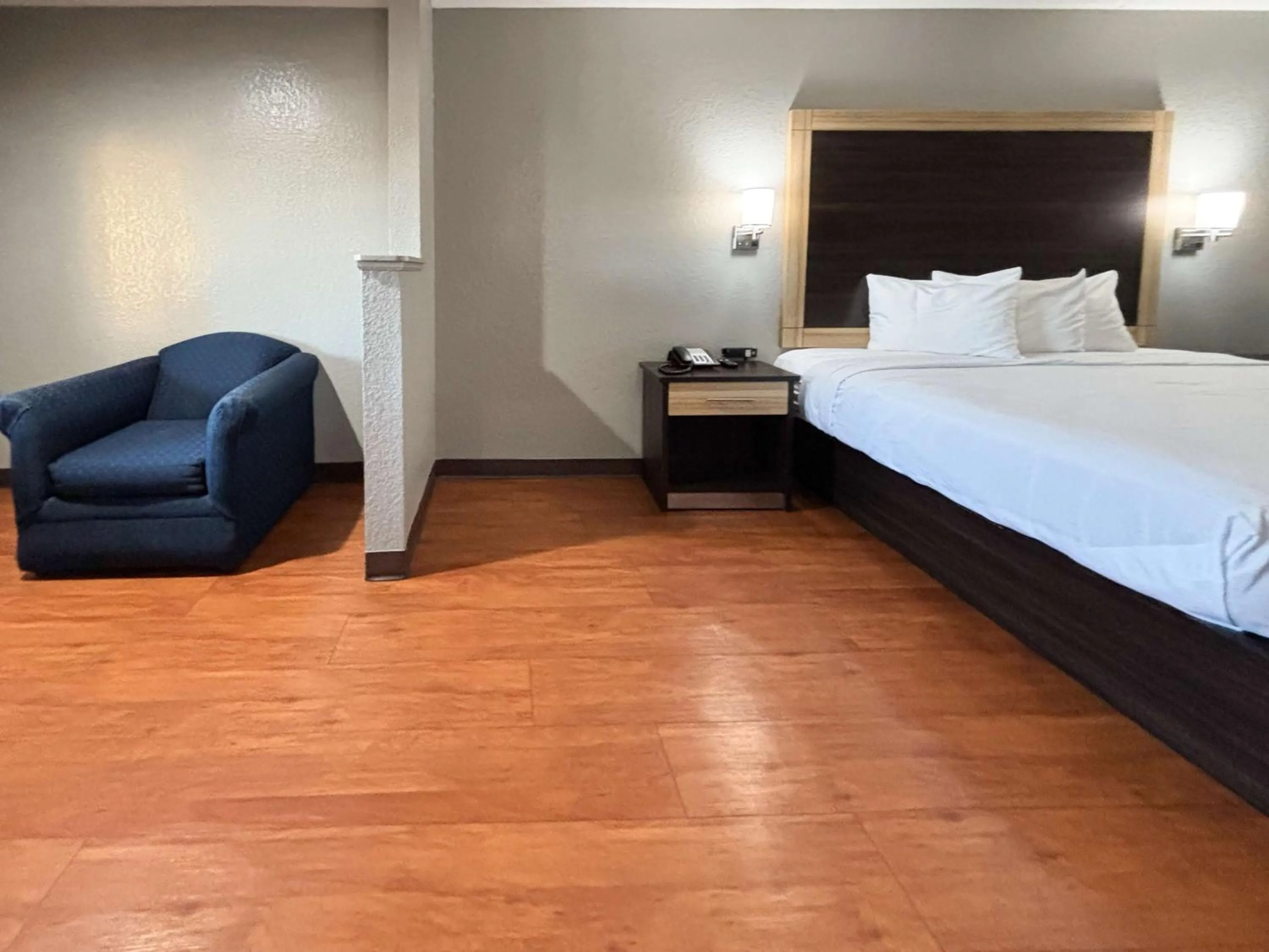 Bedroom, Bed in Econo Lodge - Prattville