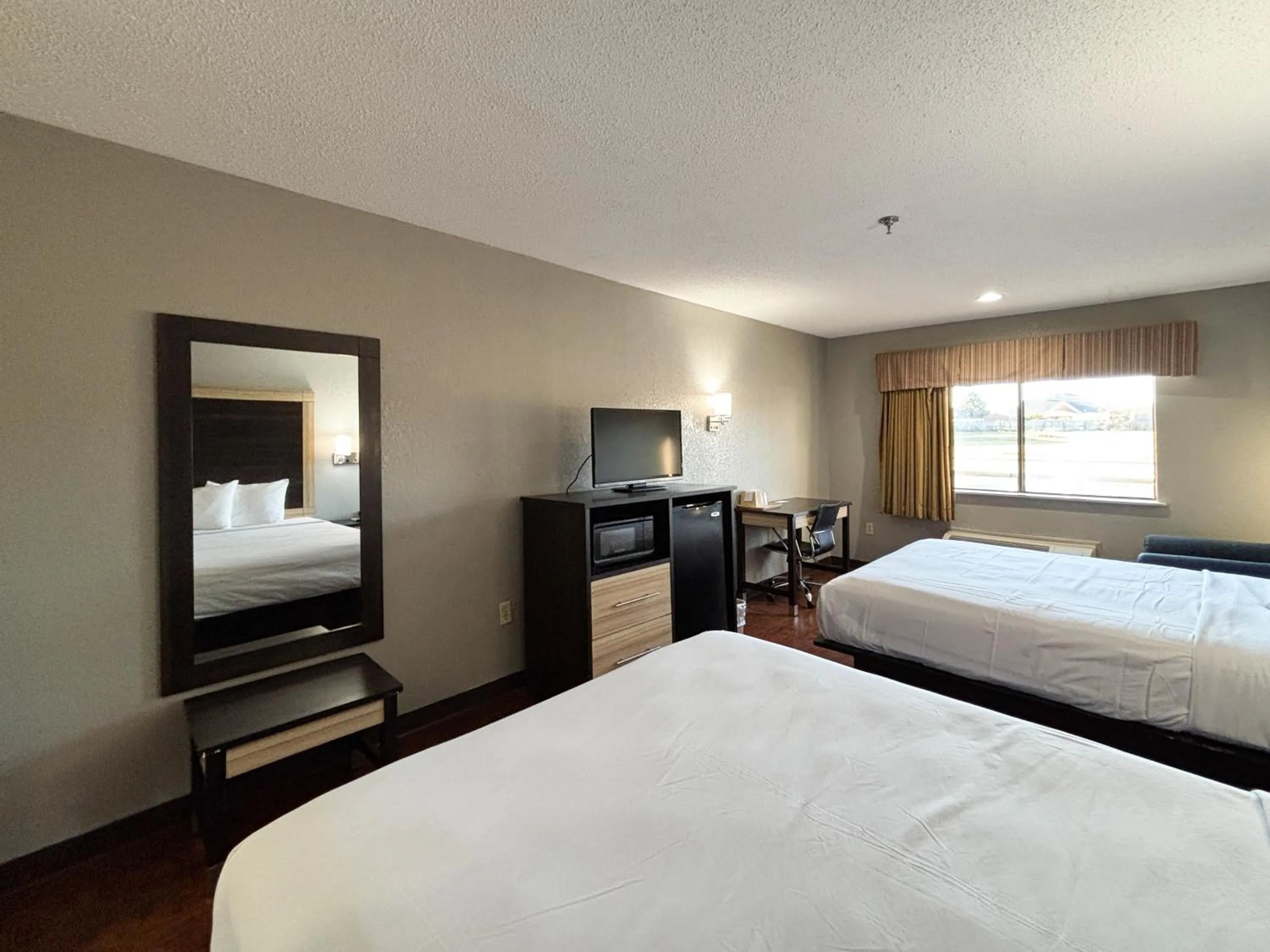 Photo of the whole room, Bed in Econo Lodge - Prattville