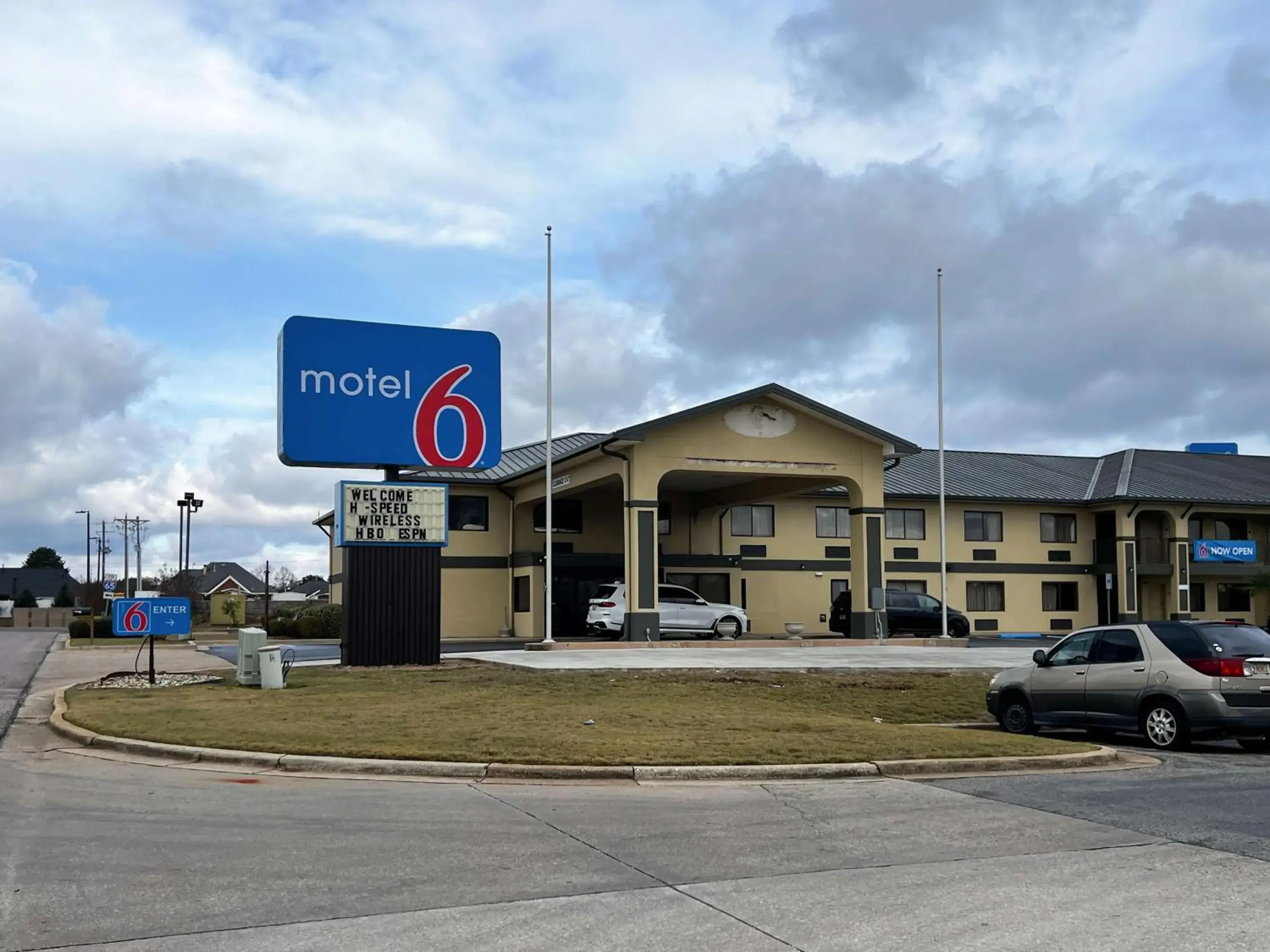 Property building in Motel 6 Prattville AL Property building in Motel 6 Prattville AL