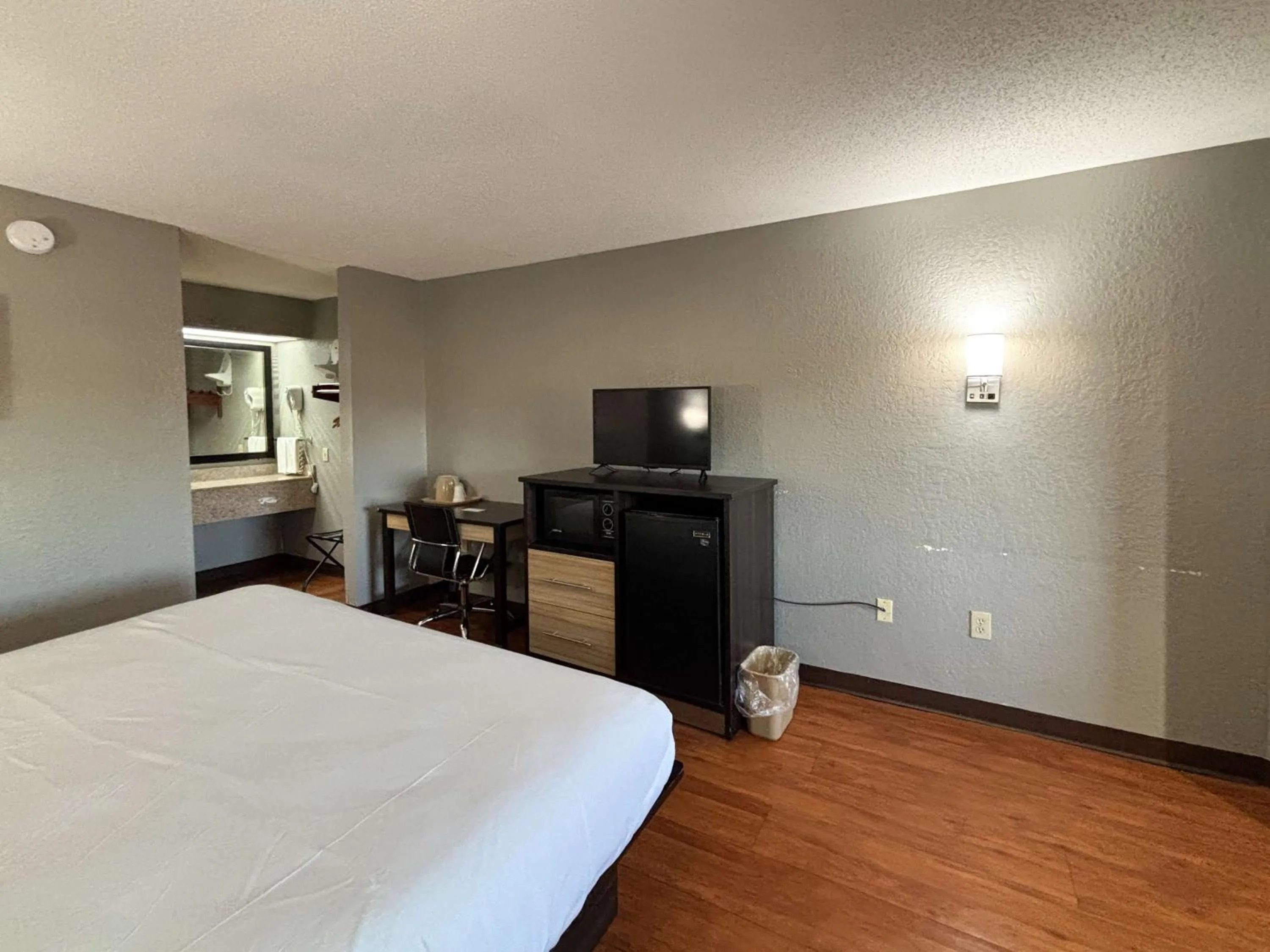 Bedroom, Bed in Econo Lodge - Prattville