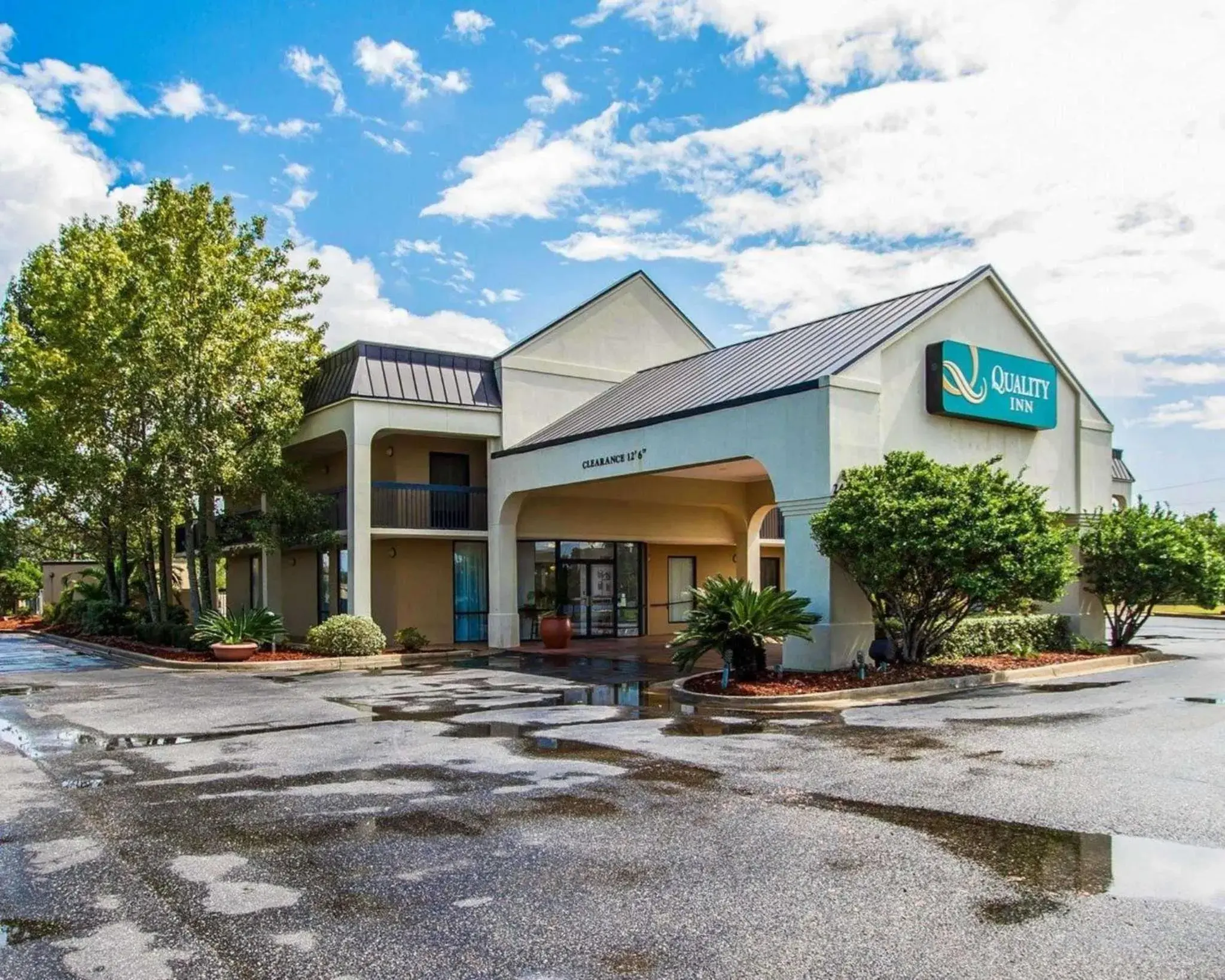 Property building in Quality Inn Property building in Quality Inn