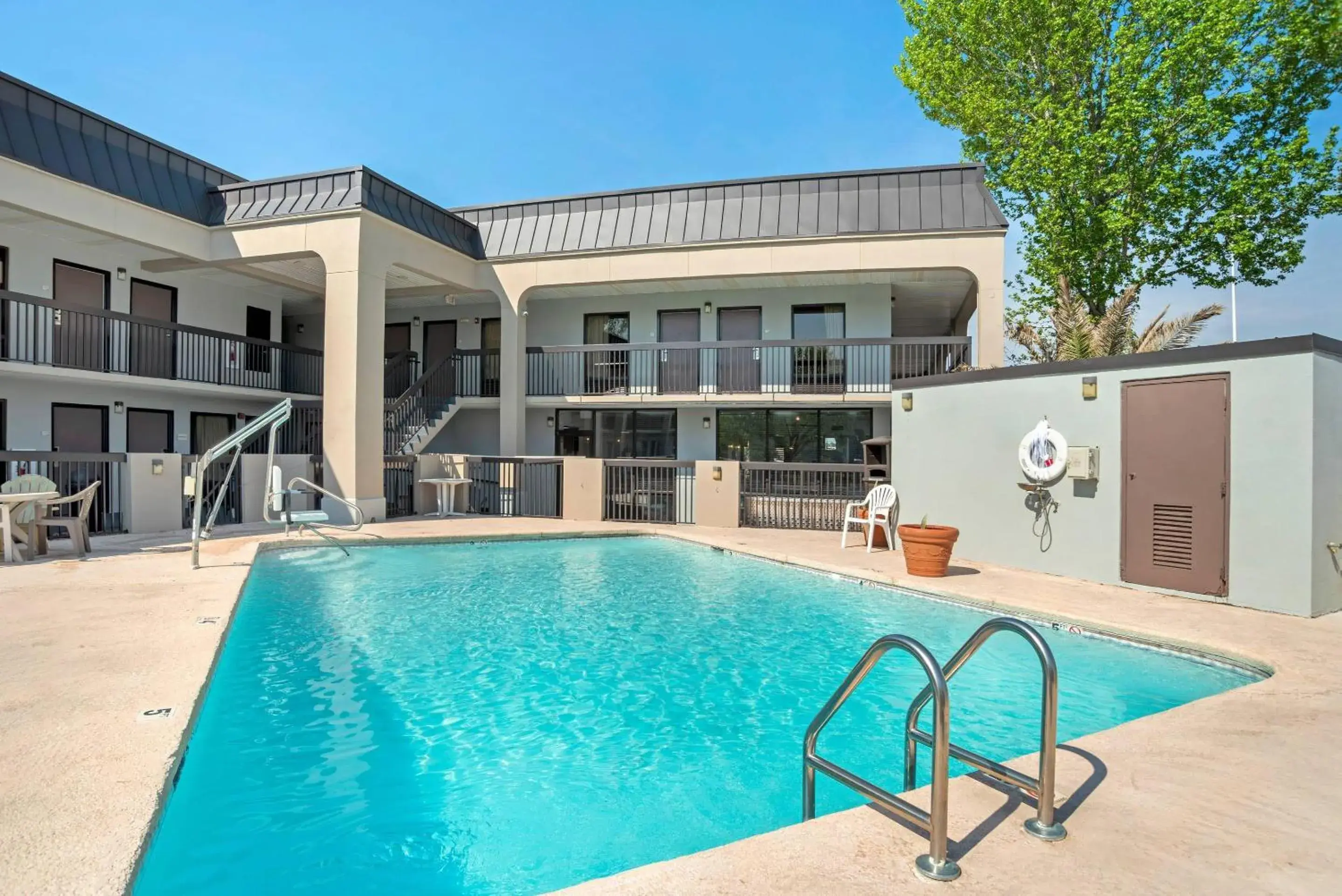 Swimming pool in Quality Inn Foley - Gulf Shores North Swimming pool in Quality Inn Foley - Gulf Shores North