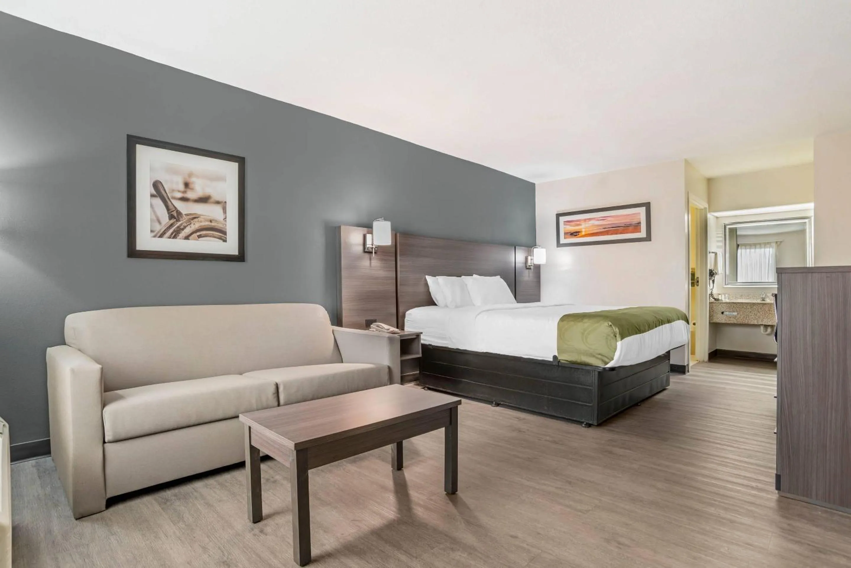 Bedroom, Bed in Quality Inn Foley - Gulf Shores North