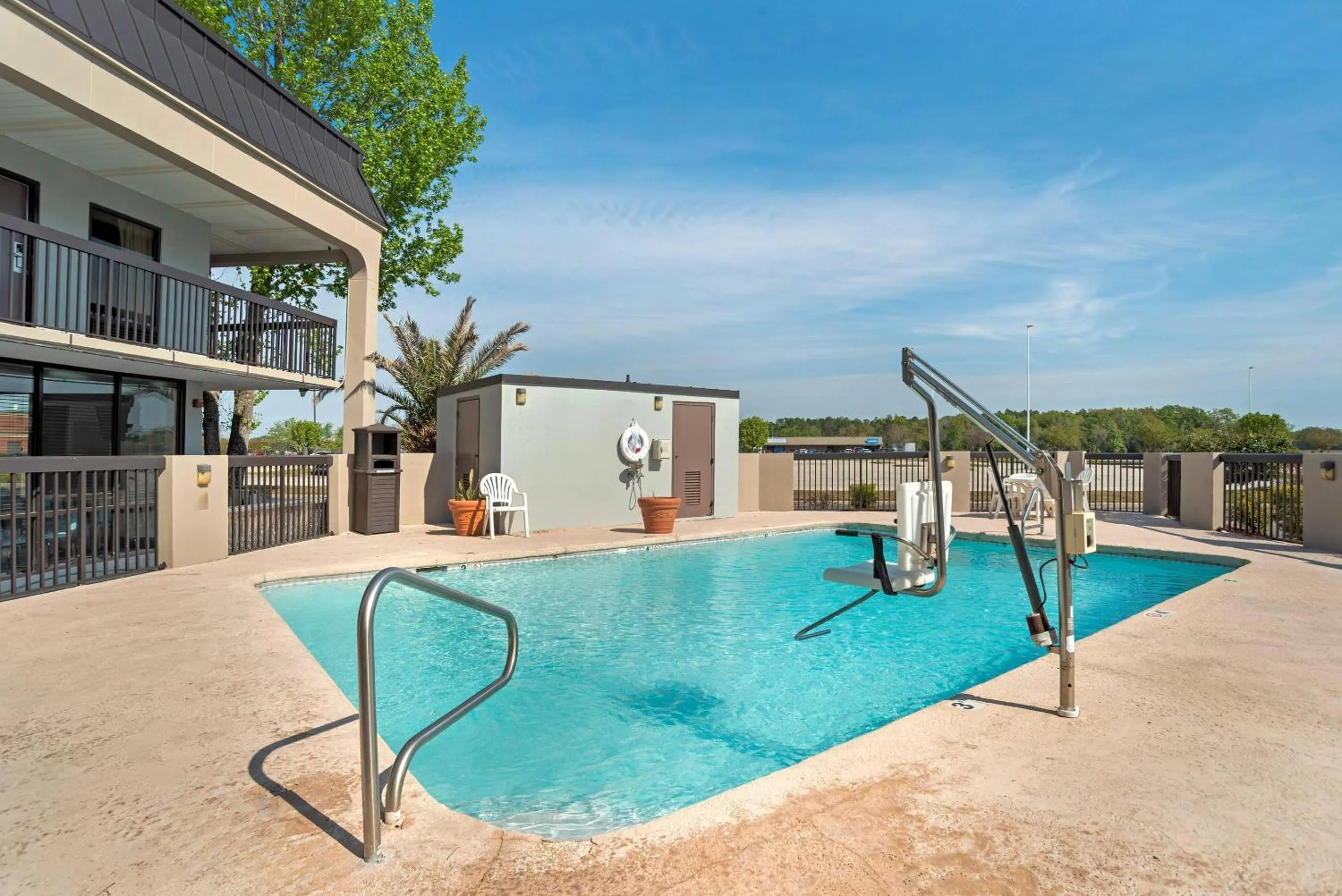 Swimming pool in Quality Inn Foley - Gulf Shores North