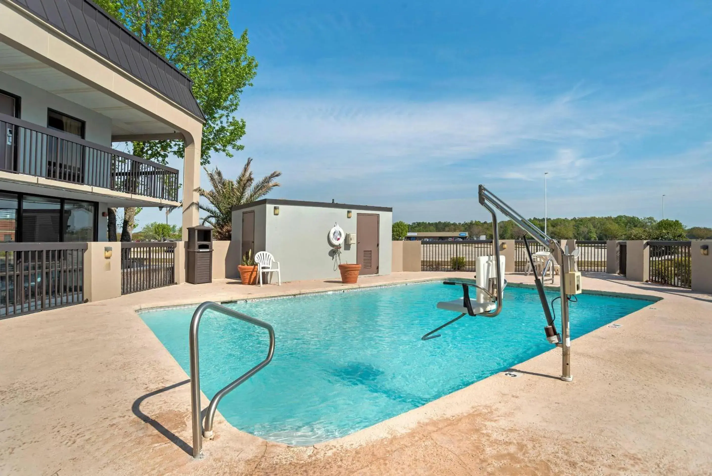 Swimming pool in Quality Inn Foley - Gulf Shores North Swimming pool in Quality Inn Foley - Gulf Shores North