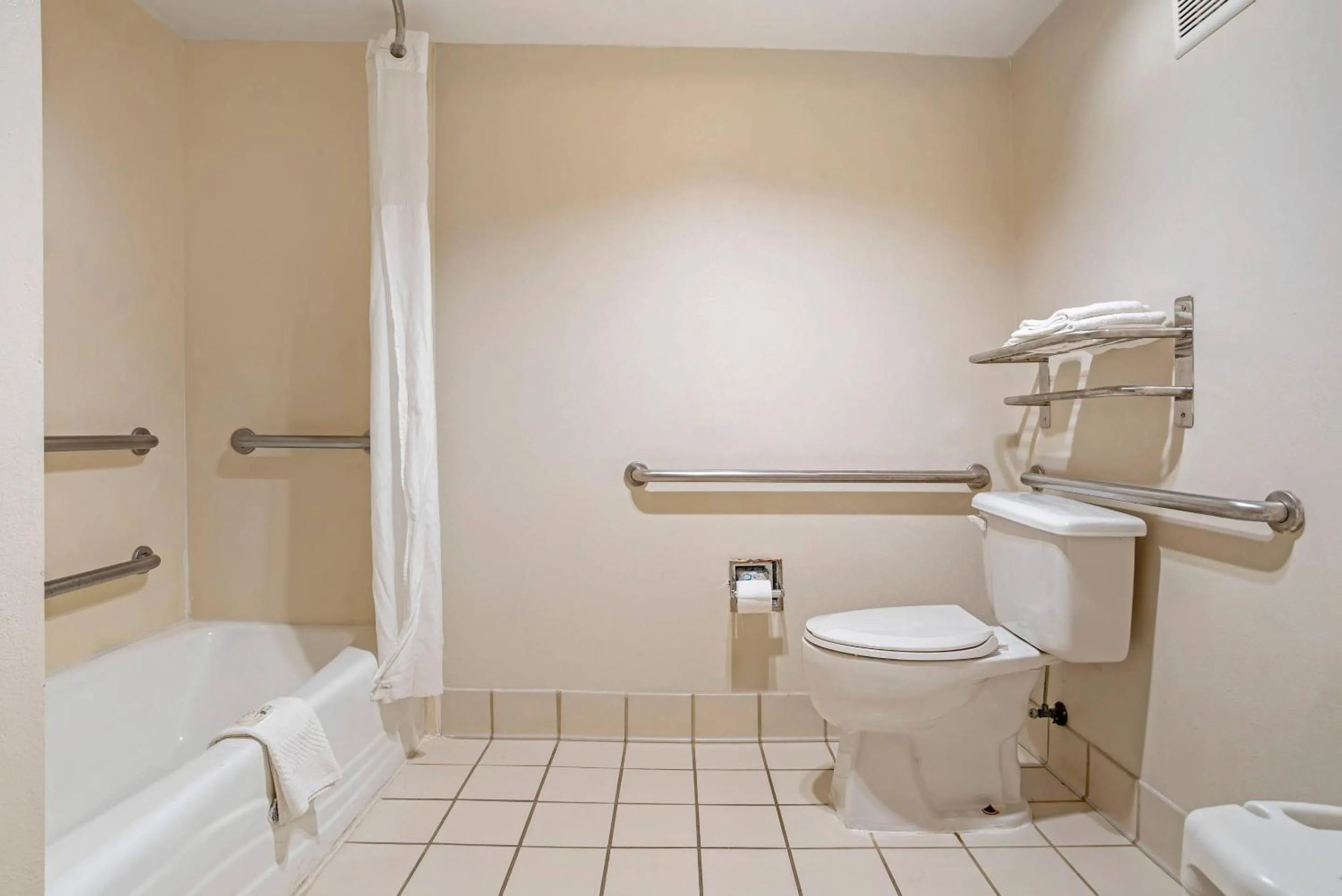 Bedroom in Quality Inn Foley - Gulf Shores North