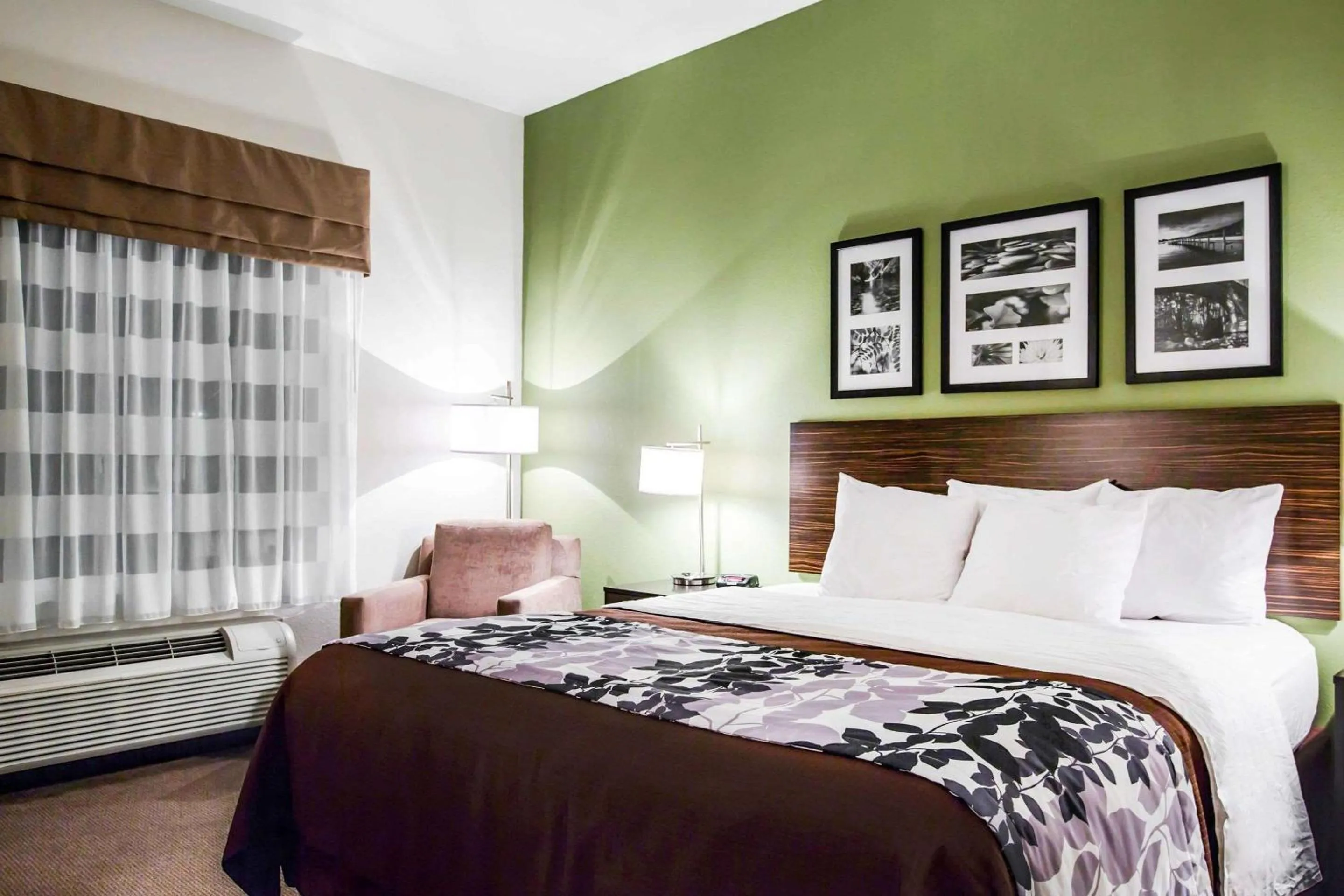 Photo of the whole room, Bed in Sleep Inn & Suites Marion - Military Institute