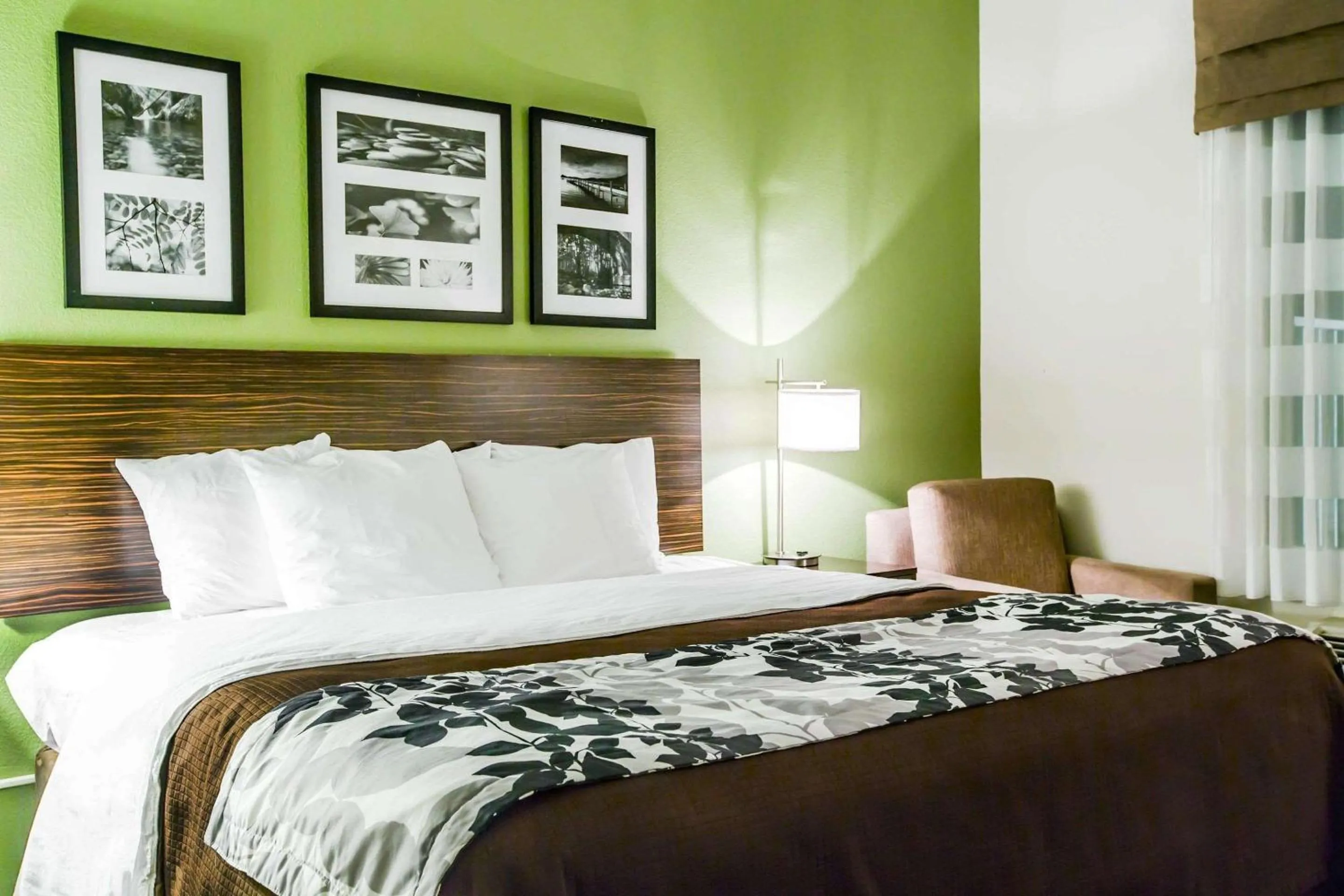 Photo of the whole room, Bed in Sleep Inn & Suites Marion - Military Institute