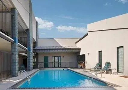 Swimming pool in Executive Inn and Suites Swimming pool in Executive Inn and Suites