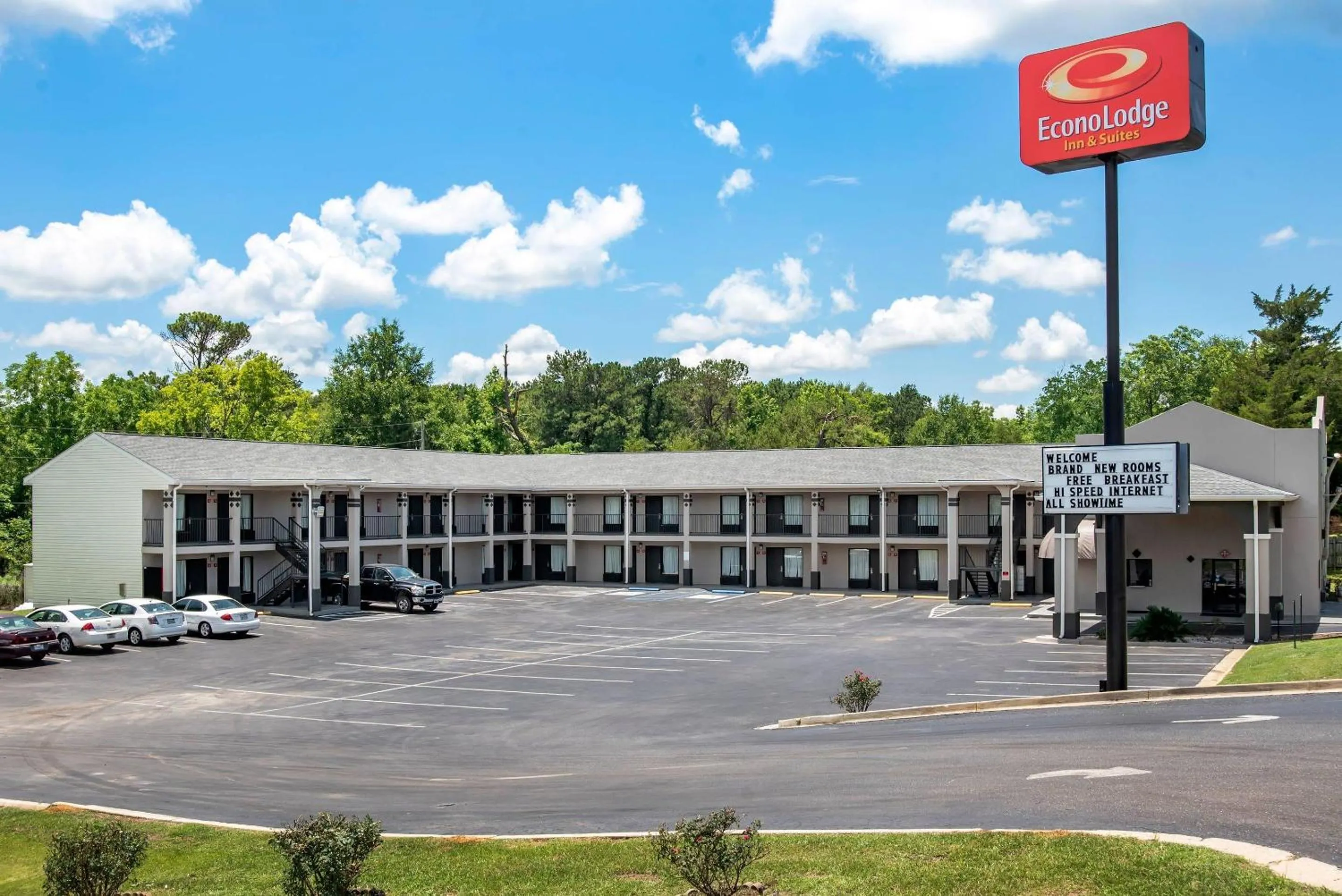 Property building in Econo Lodge Inn & Suites Evergreen