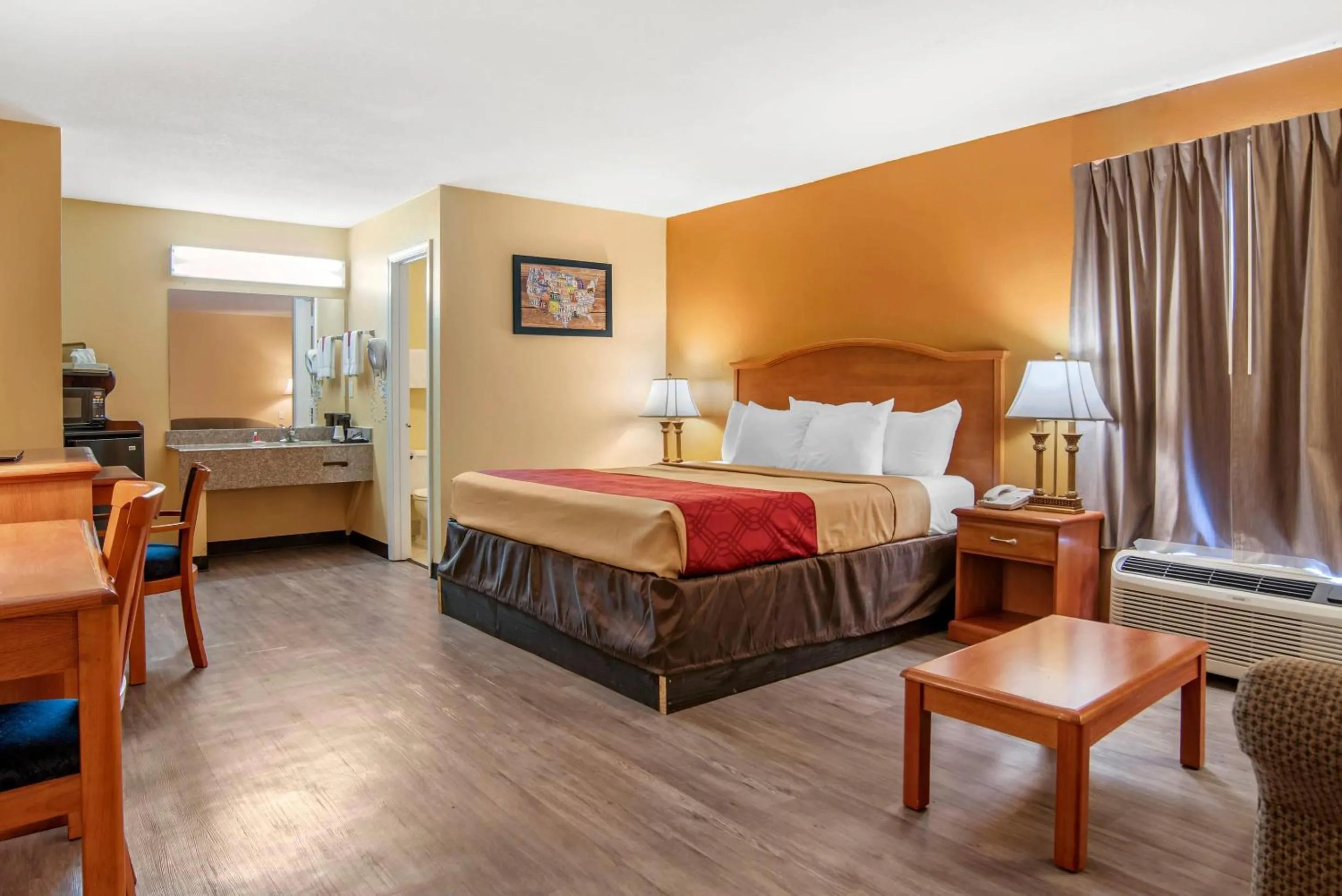 Bedroom, Bed in Econo Lodge Inn & Suites Evergreen