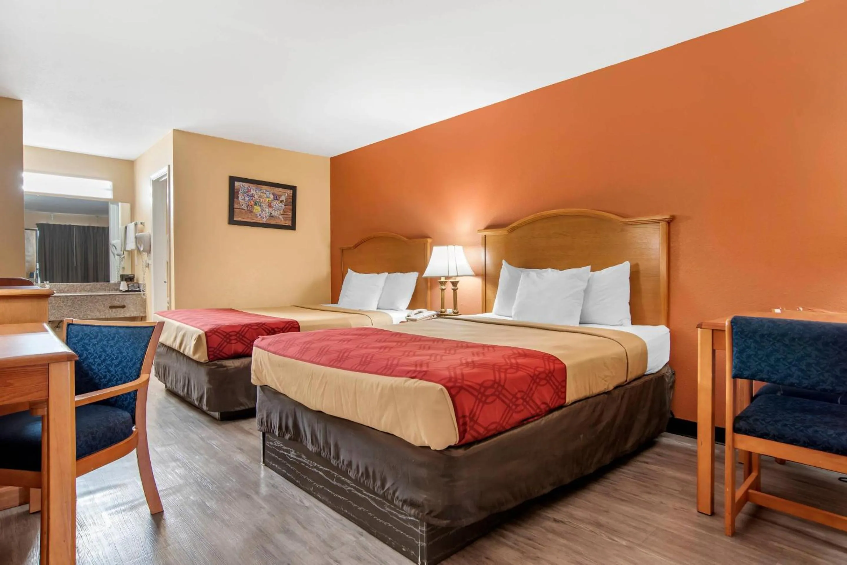 Bedroom, Bed in Econo Lodge Inn & Suites Evergreen