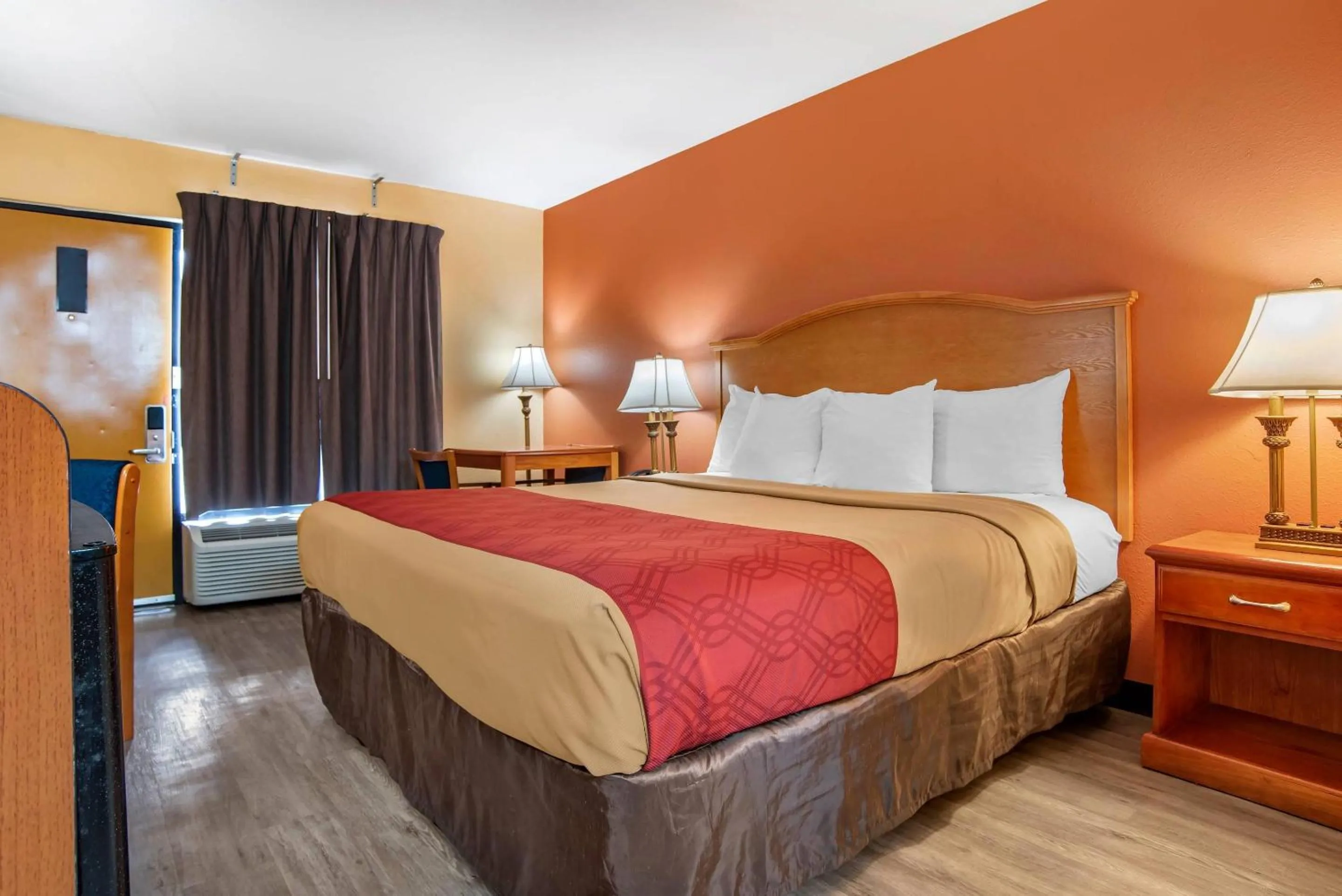 Bedroom, Bed in Econo Lodge Inn & Suites Evergreen
