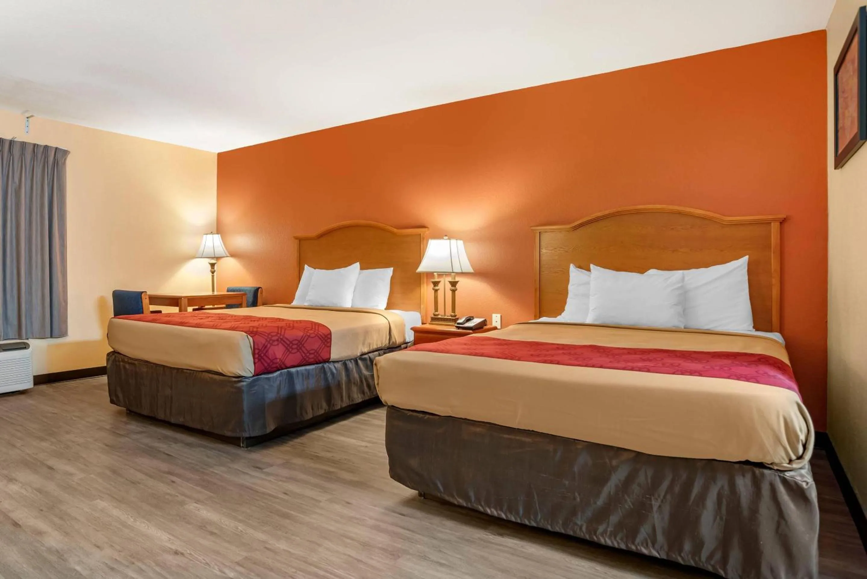 Bedroom, Bed in Econo Lodge Inn & Suites Evergreen