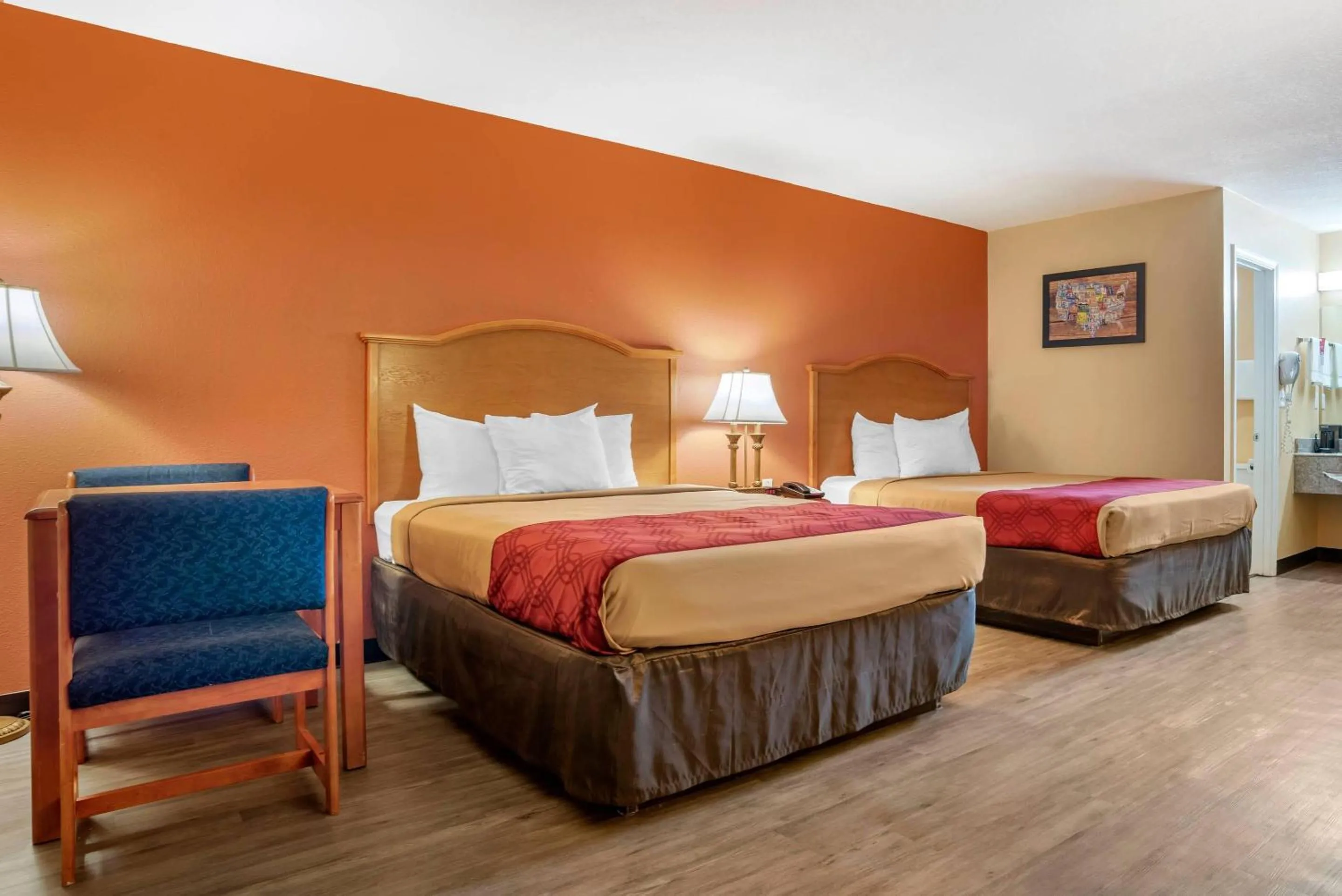 Bedroom, Bed in Econo Lodge Inn & Suites Evergreen