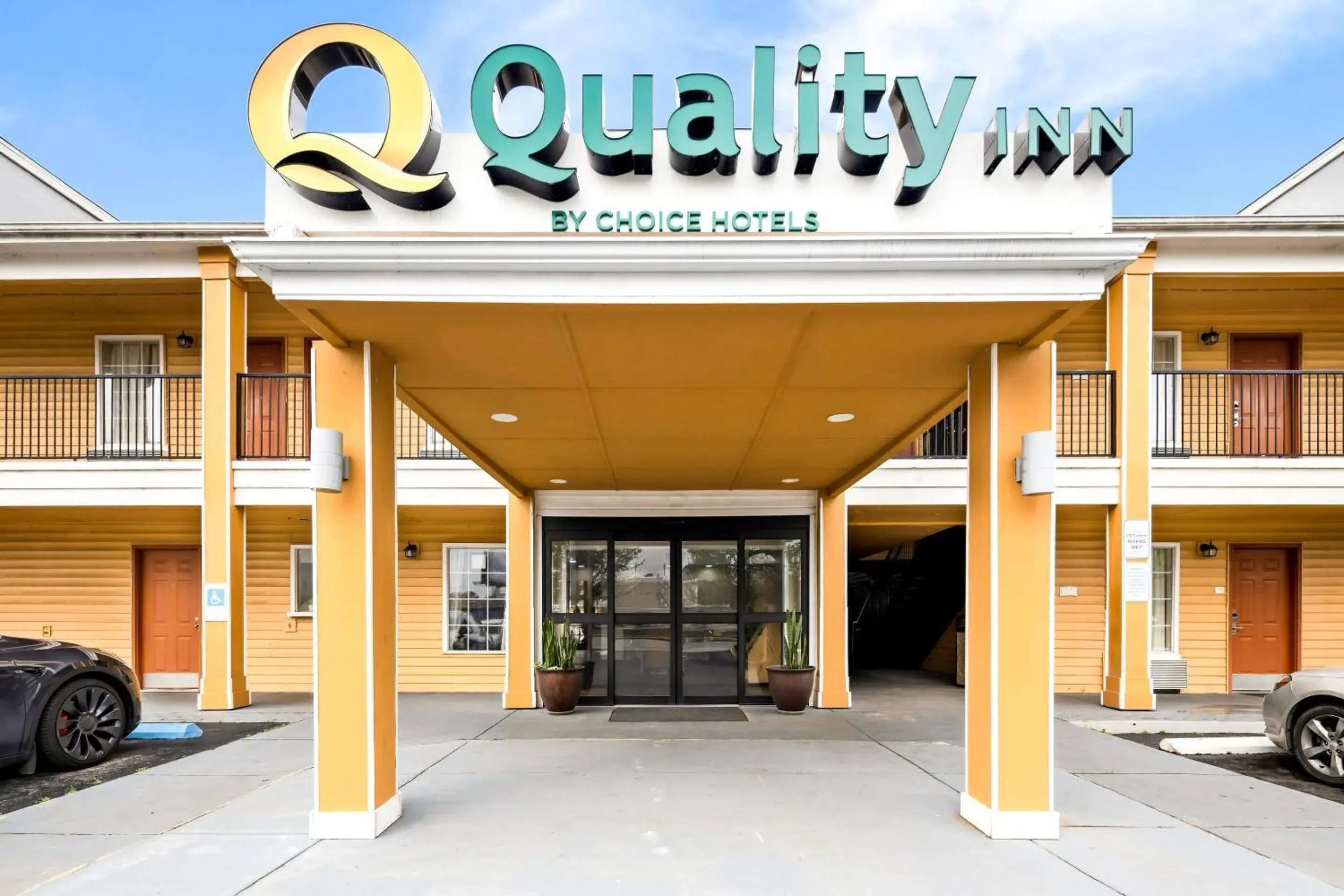 Property building in Quality Inn Decatur River City Property building in Quality Inn Decatur River City