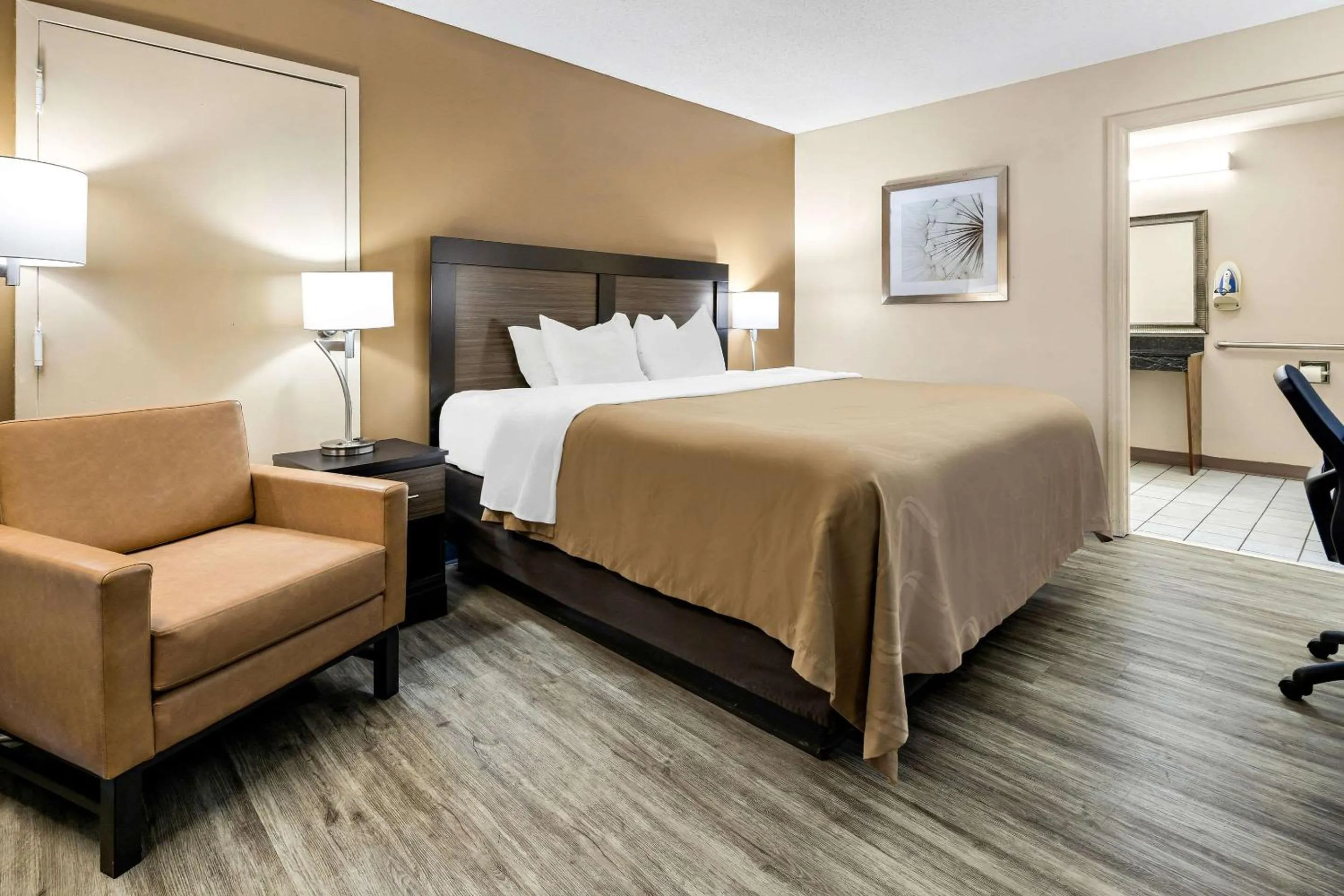 Bedroom, Bed in Quality Inn Decatur River City