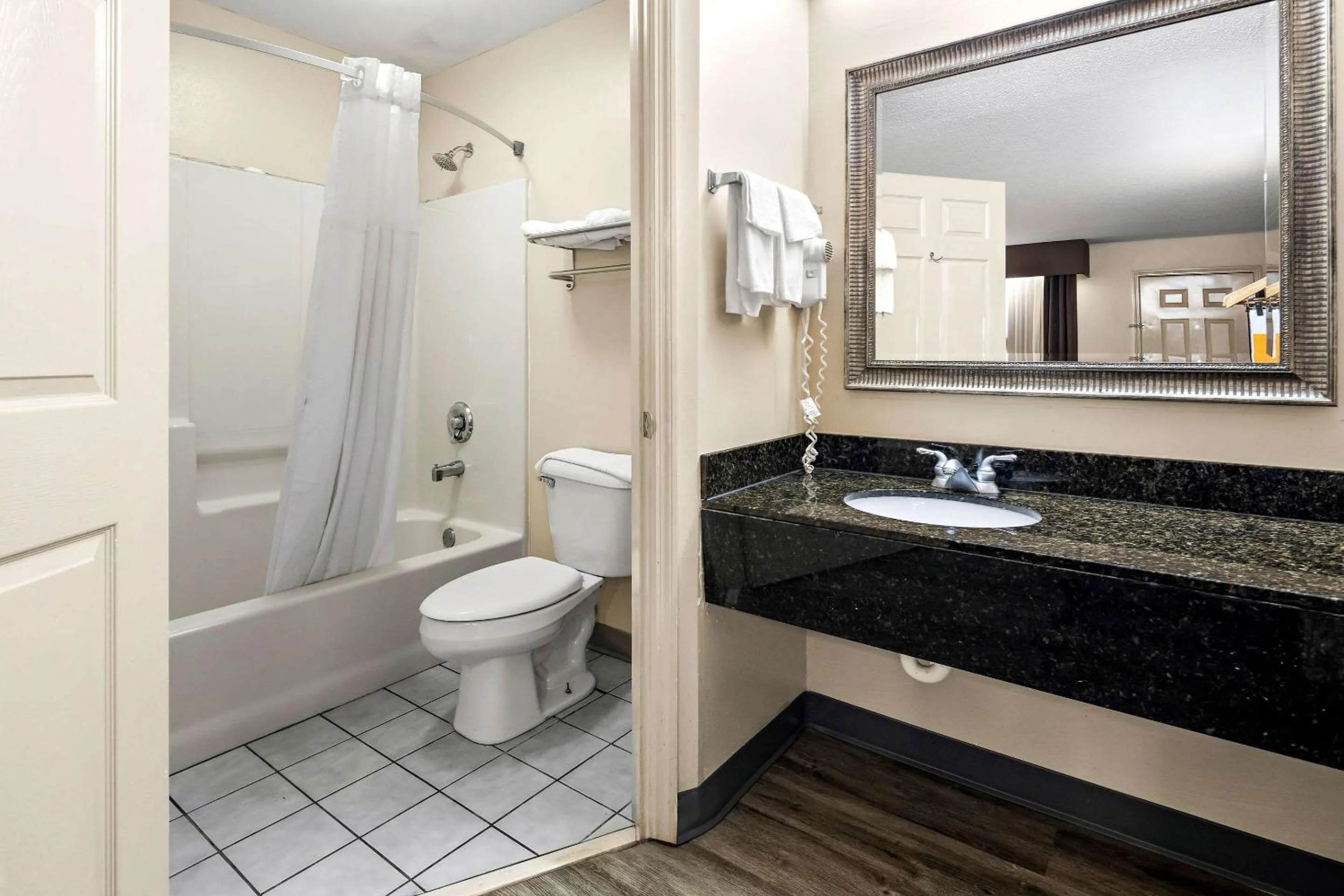 Bedroom in Quality Inn Decatur River City