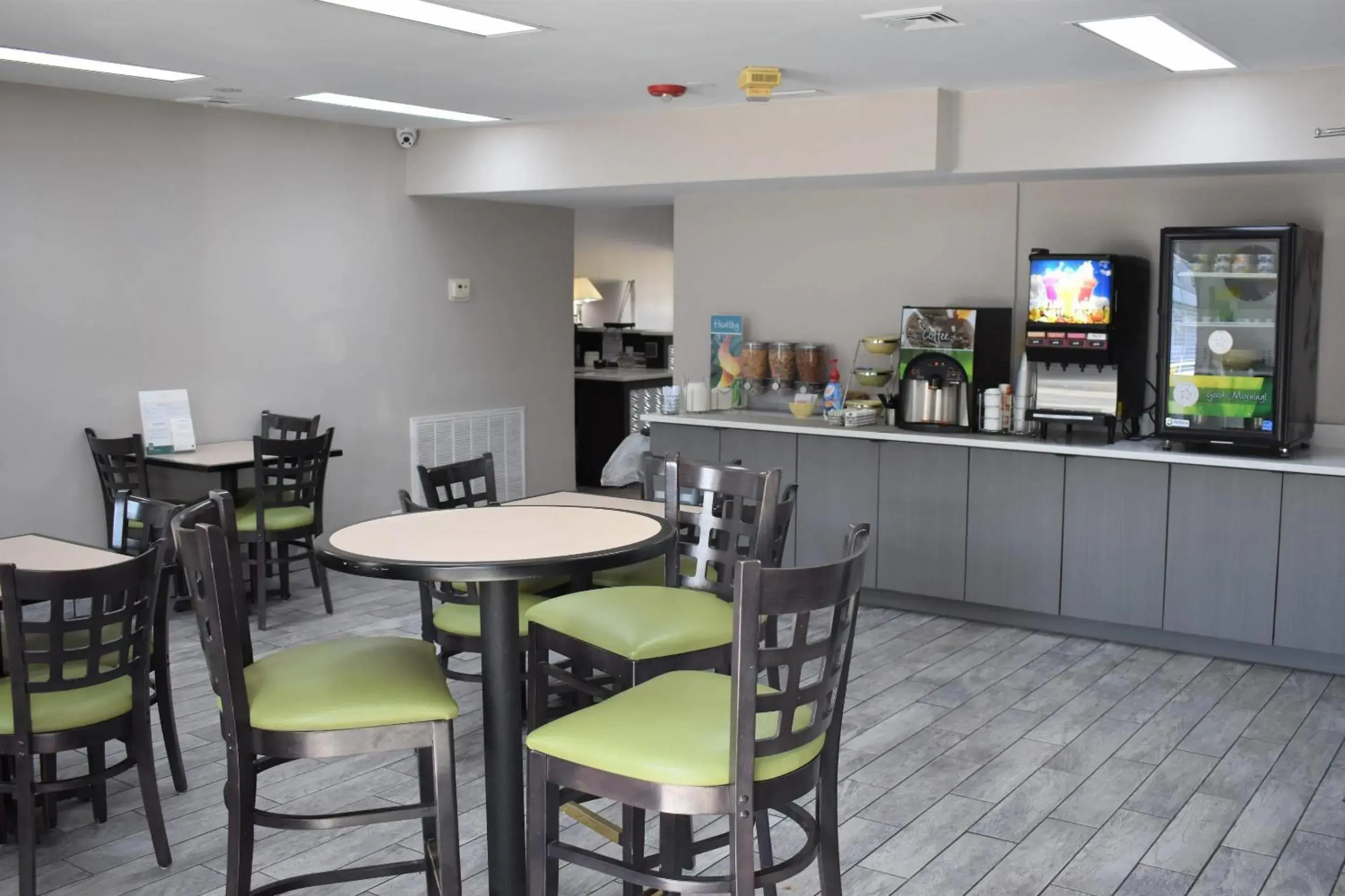 Breakfast in Quality Inn Scottsboro US-72-Lake Guntersville Area Breakfast in Quality Inn Scottsboro US-72-Lake Guntersville Area