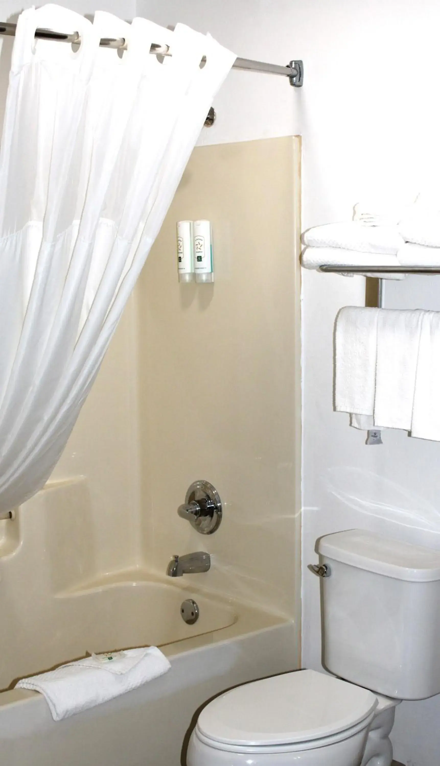 King Room - Non-Smoking in Quality Inn Scottsboro US-72-Lake Guntersville Area King Room - Non-Smoking in Quality Inn Scottsboro US-72-Lake Guntersville Area