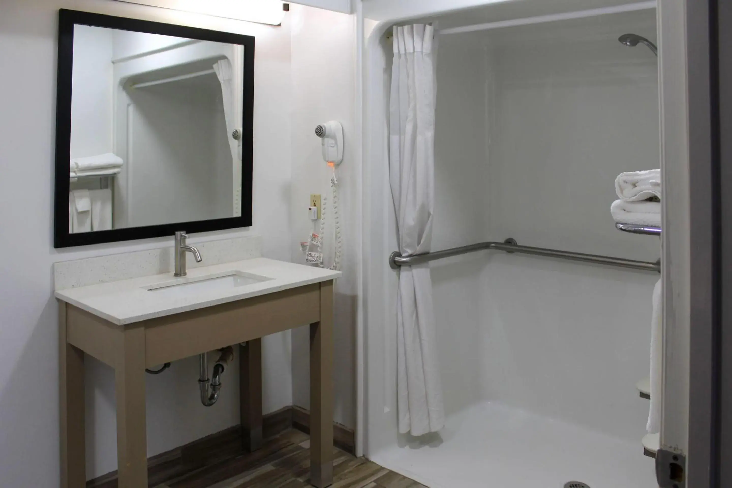 Bedroom in Quality Inn Scottsboro US-72-Lake Guntersville Area Bedroom in Quality Inn Scottsboro US-72-Lake Guntersville Area