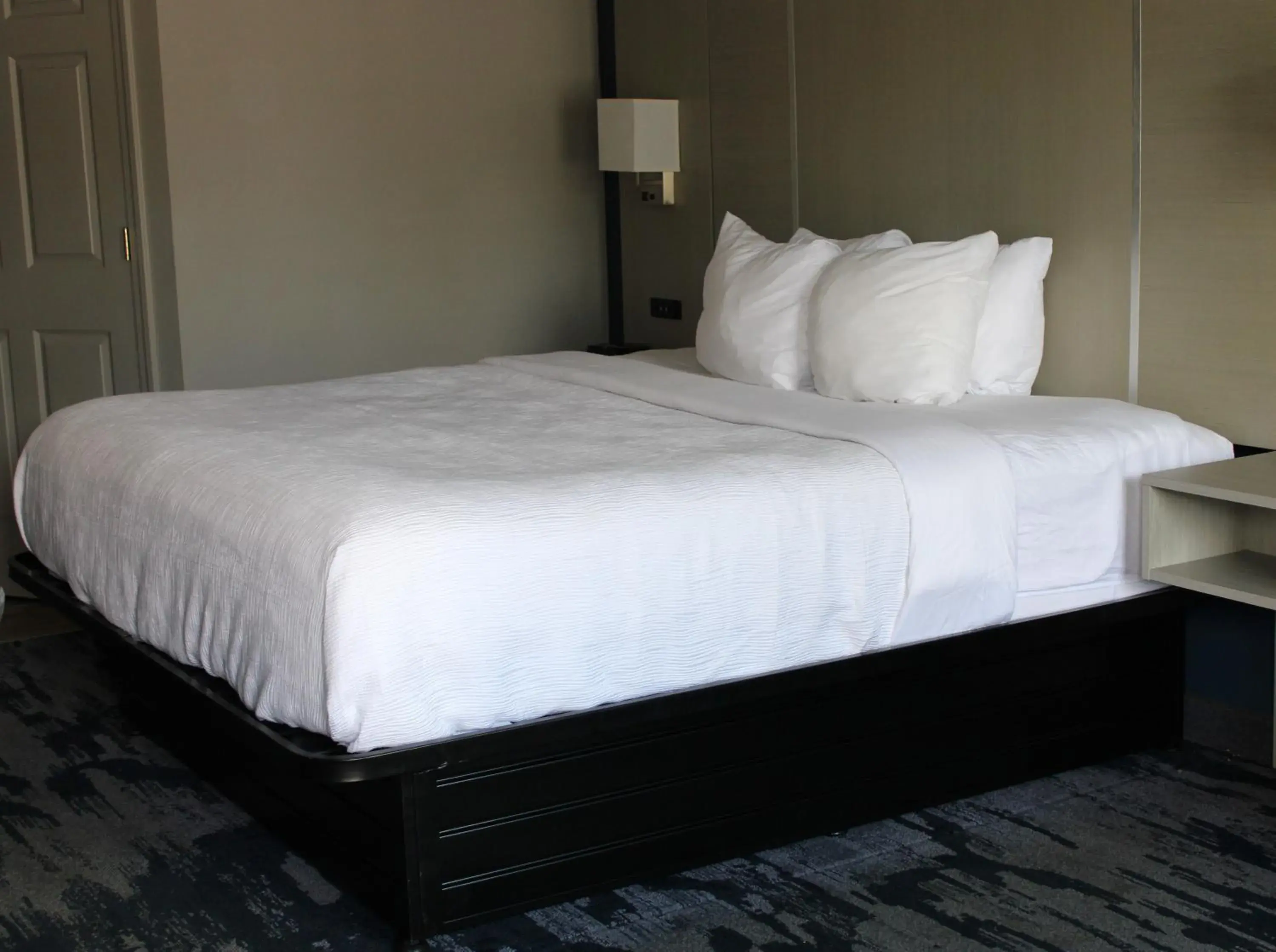 Property building, Bed in Quality Inn Scottsboro US-72-Lake Guntersville Area Property building, Bed in Quality Inn Scottsboro US-72-Lake Guntersville Area