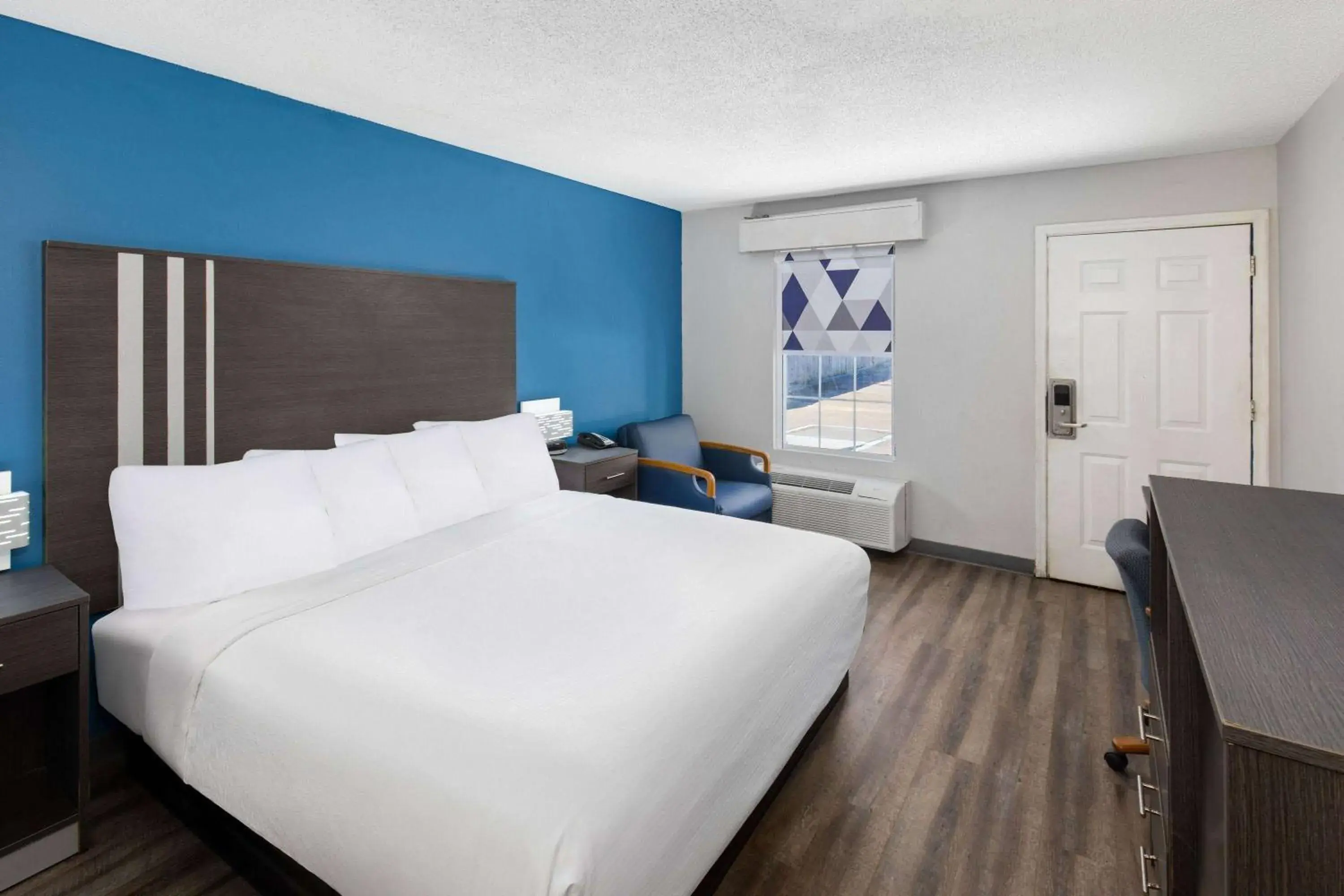 Deluxe King Room - Mobility Access/Non-Smoking in Baymont by Wyndham Selma Deluxe King Room - Mobility Access/Non-Smoking in Baymont by Wyndham Selma