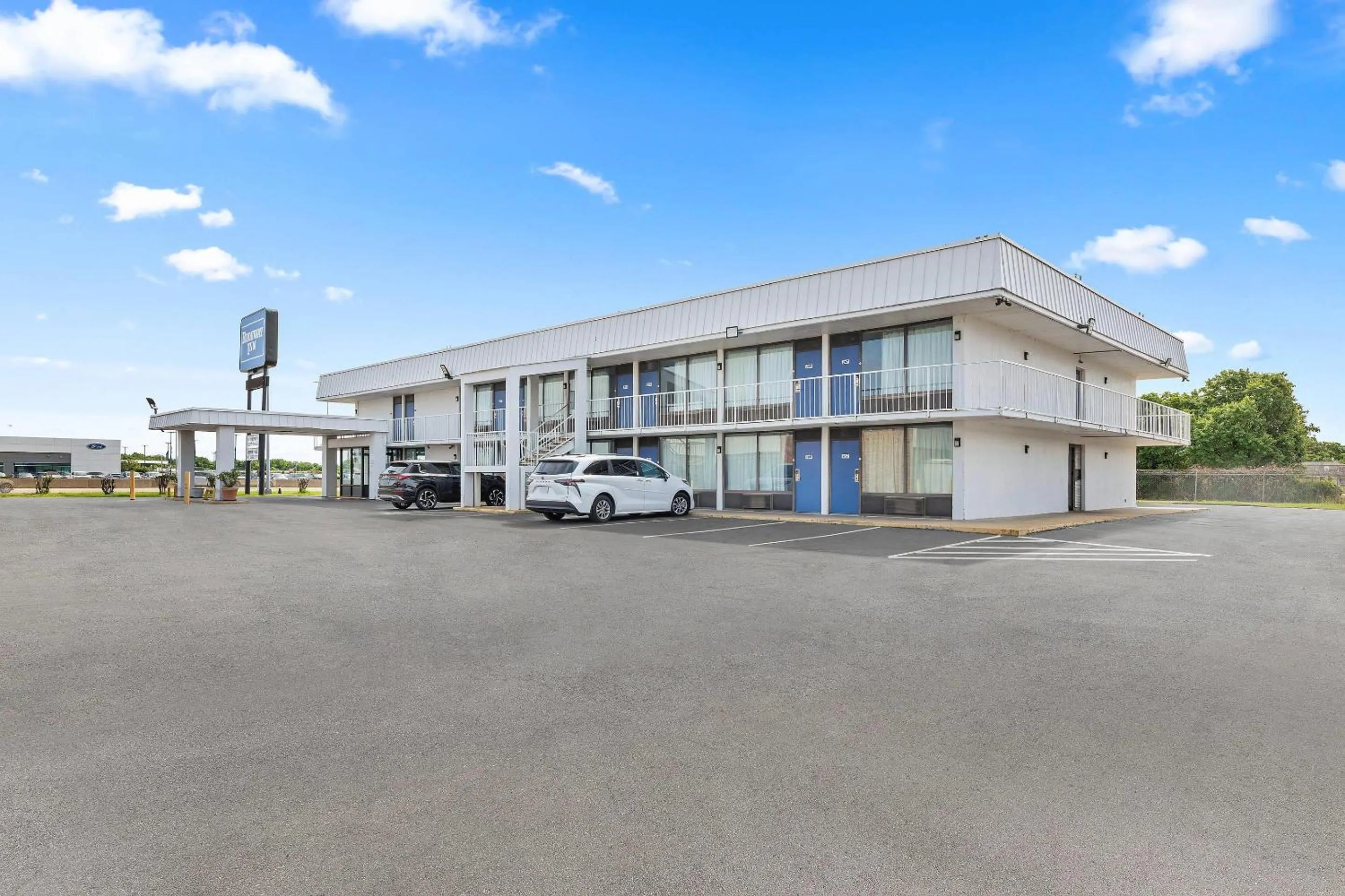 Property building in Rodeway Inn West Memphis