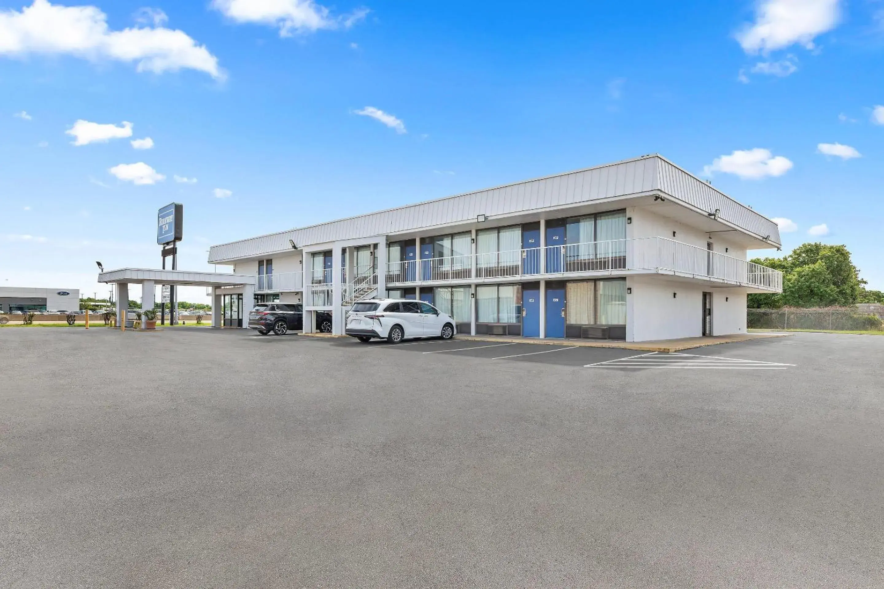 Property building in Rodeway Inn West Memphis Property building in Rodeway Inn West Memphis