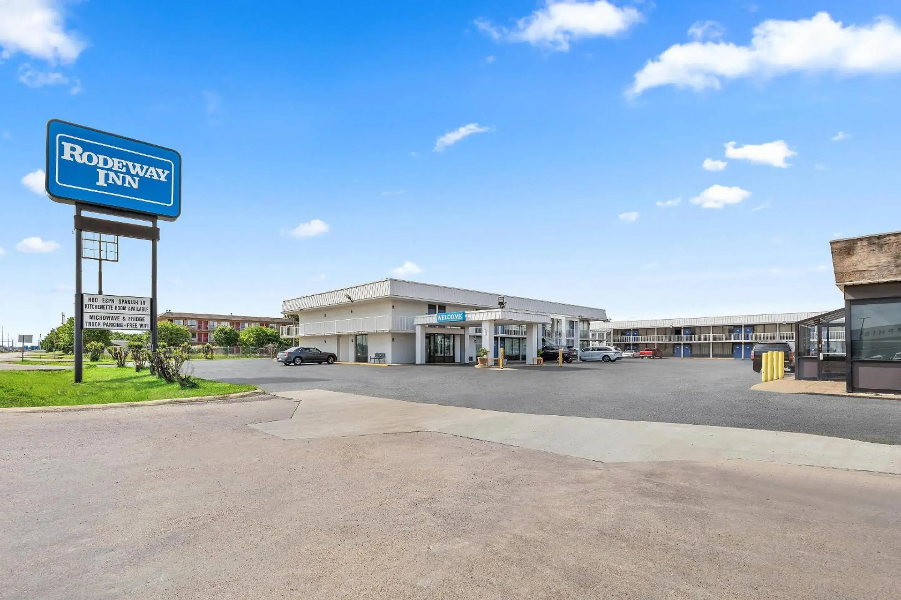 Property building in Rodeway Inn West Memphis Property building in Rodeway Inn West Memphis