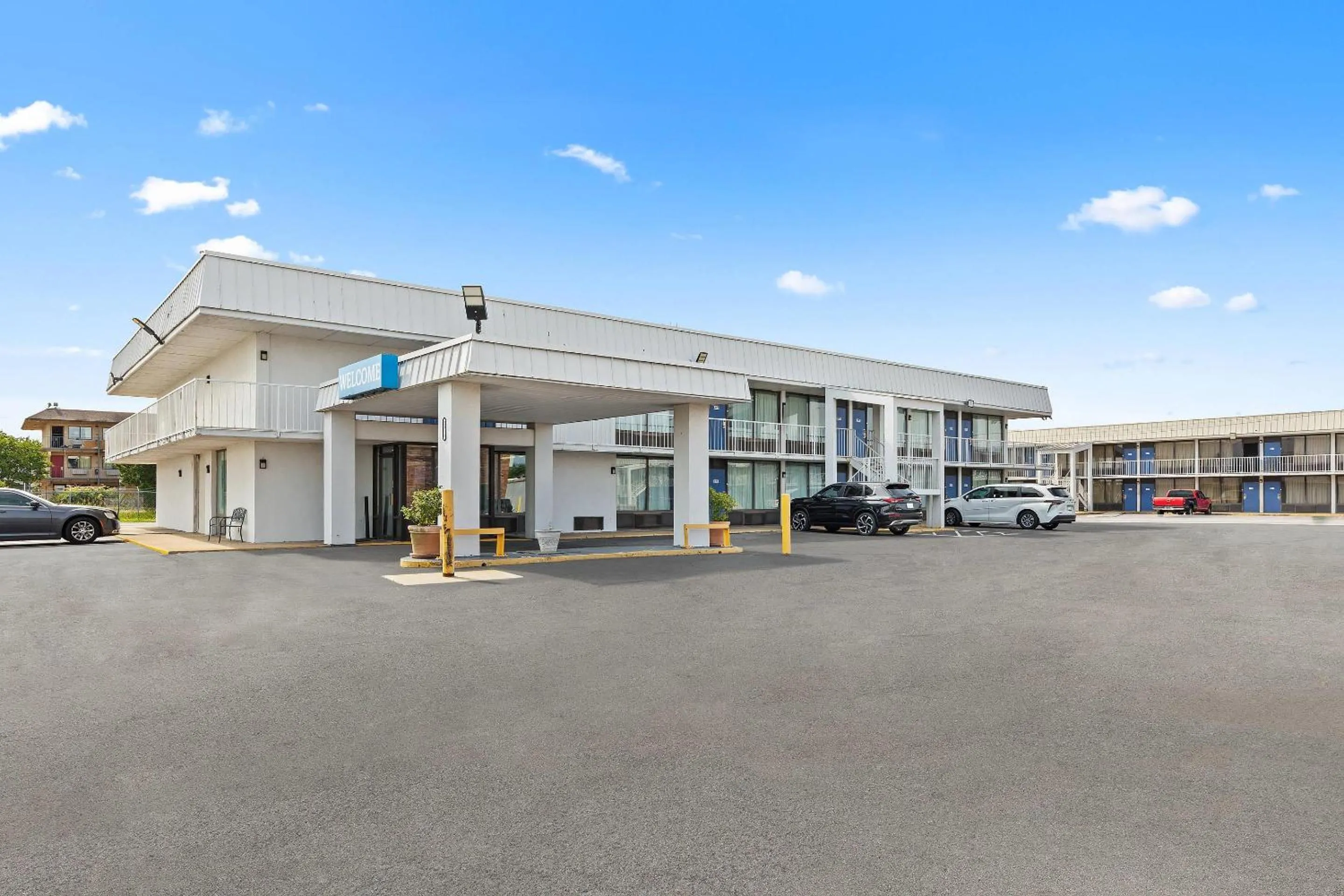 Property building in Rodeway Inn West Memphis