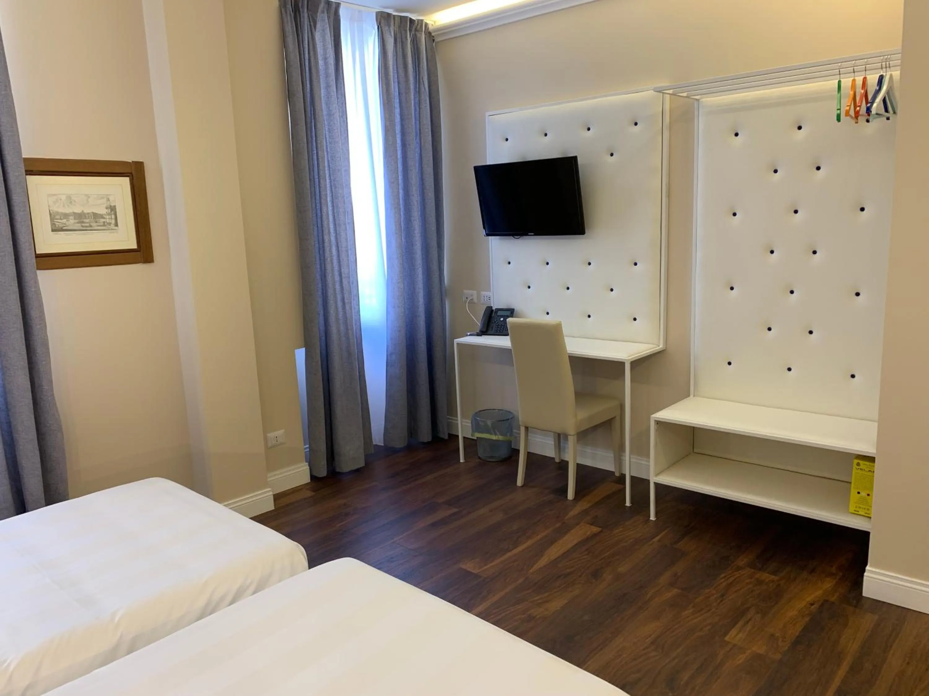 Photo of the whole room, Bed in 7 Bell's House