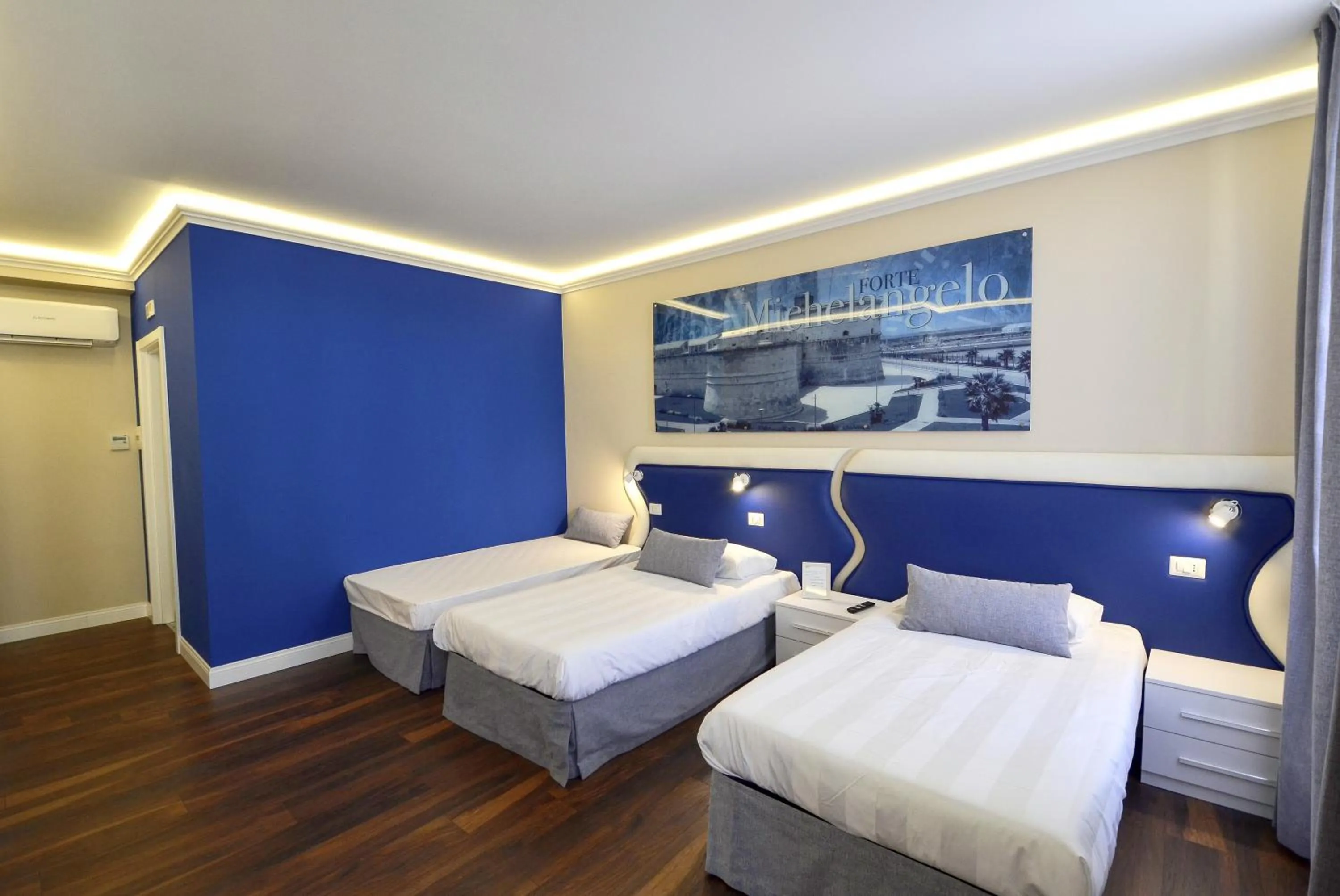 Photo of the whole room, Bed in 7 Bell's House