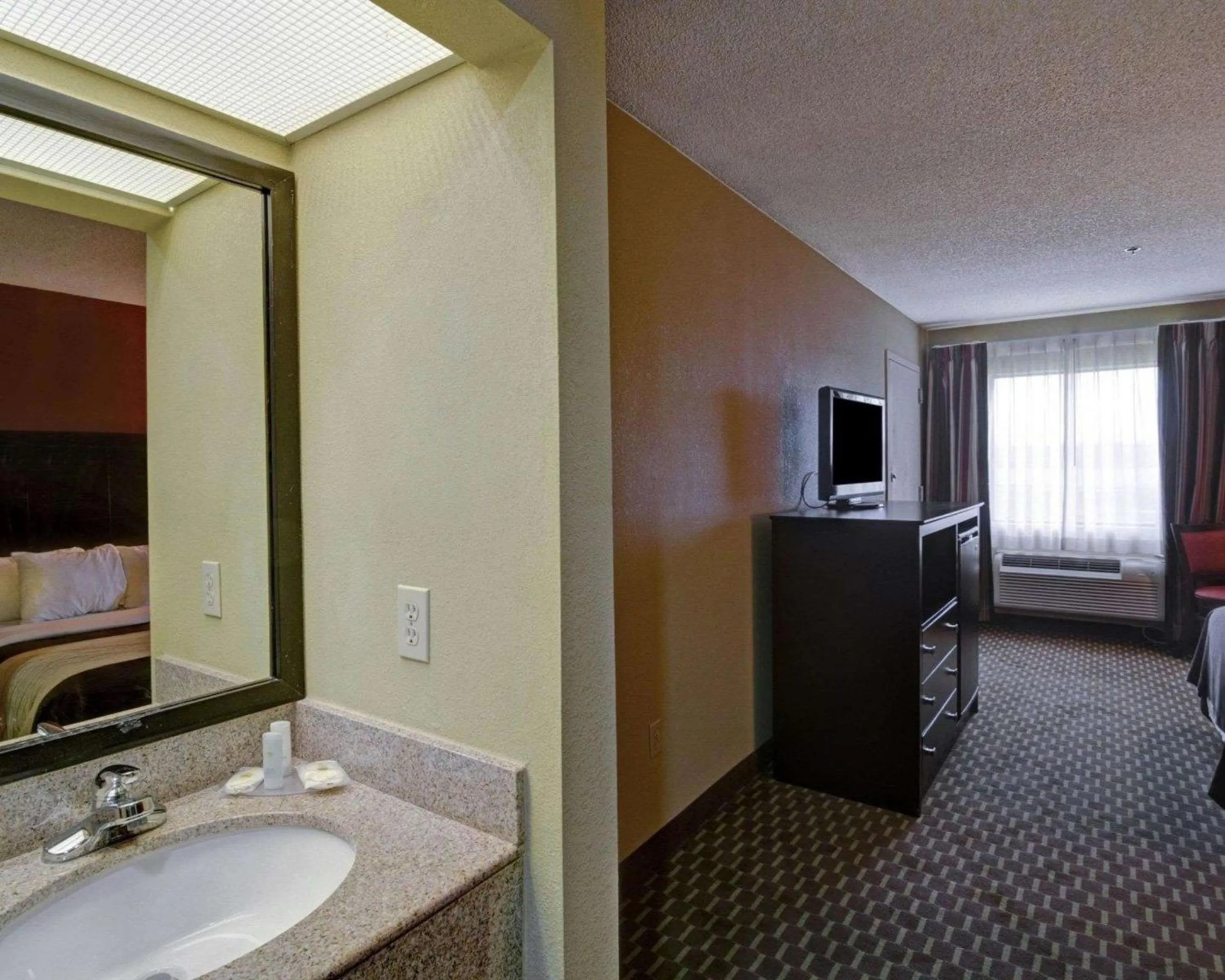 Bathroom, Bed in Quality Inn & Suites Pine Bluff