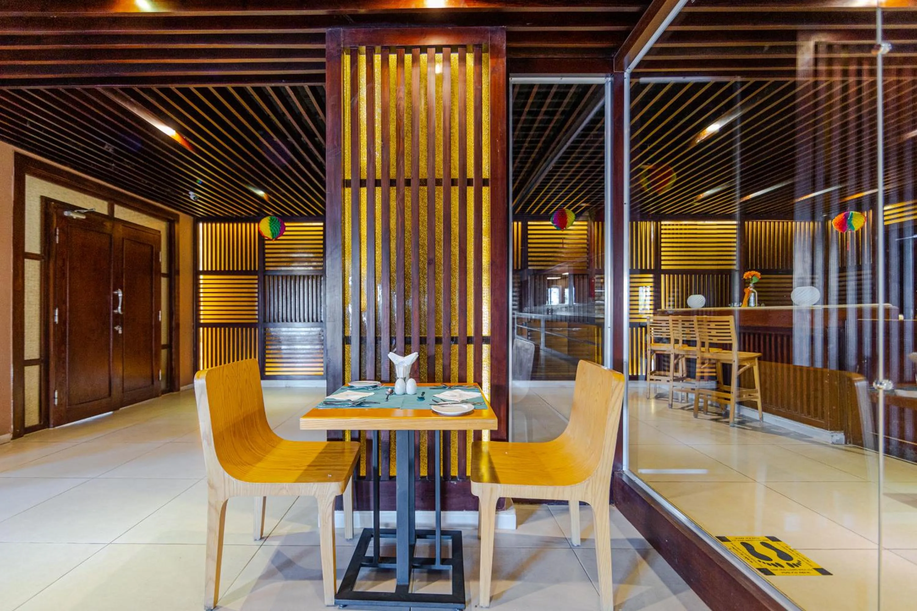 Restaurant/places to eat in Grand Palace - Couples only 18 years plus