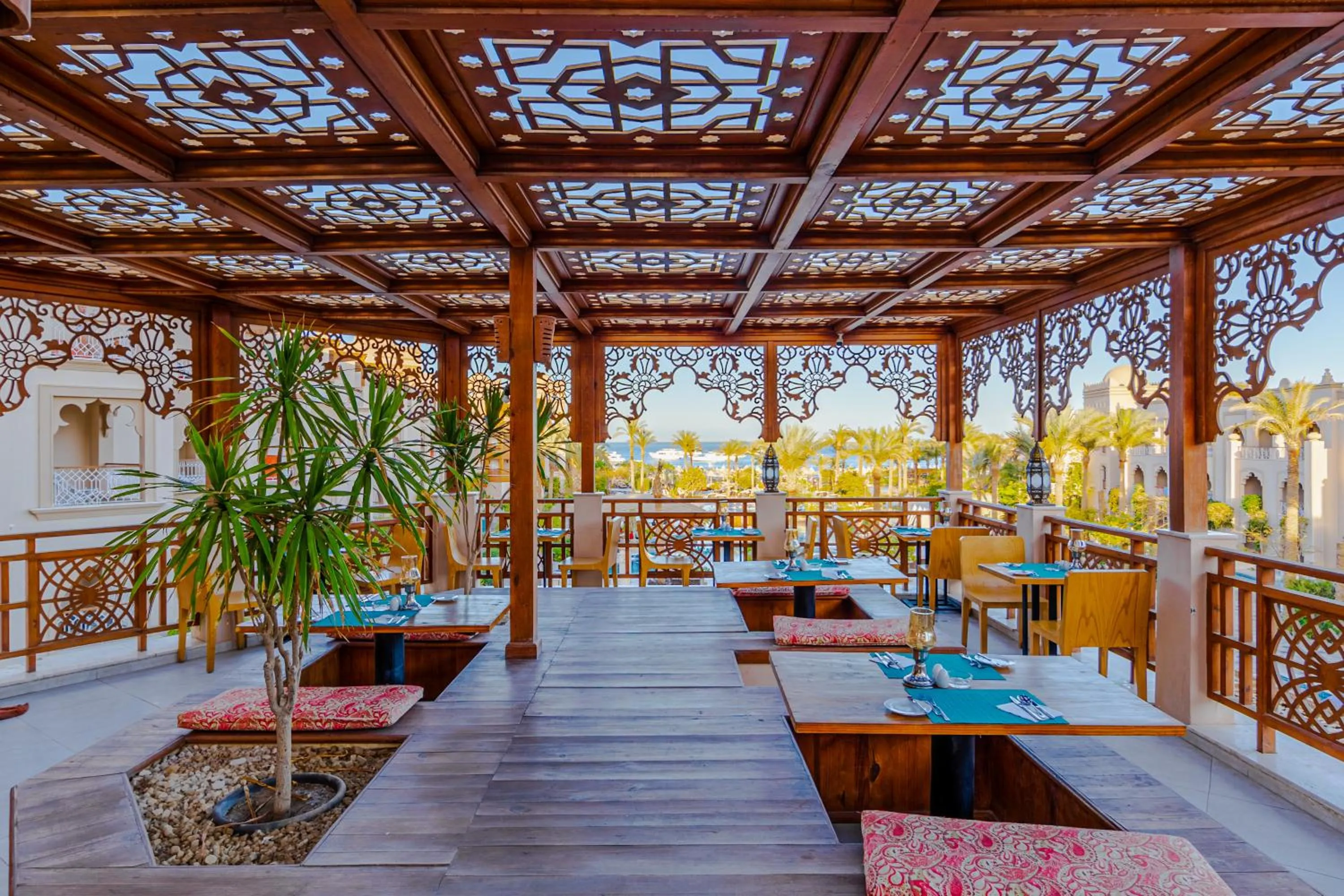 Restaurant/places to eat in Grand Palace - Couples only 18 years plus