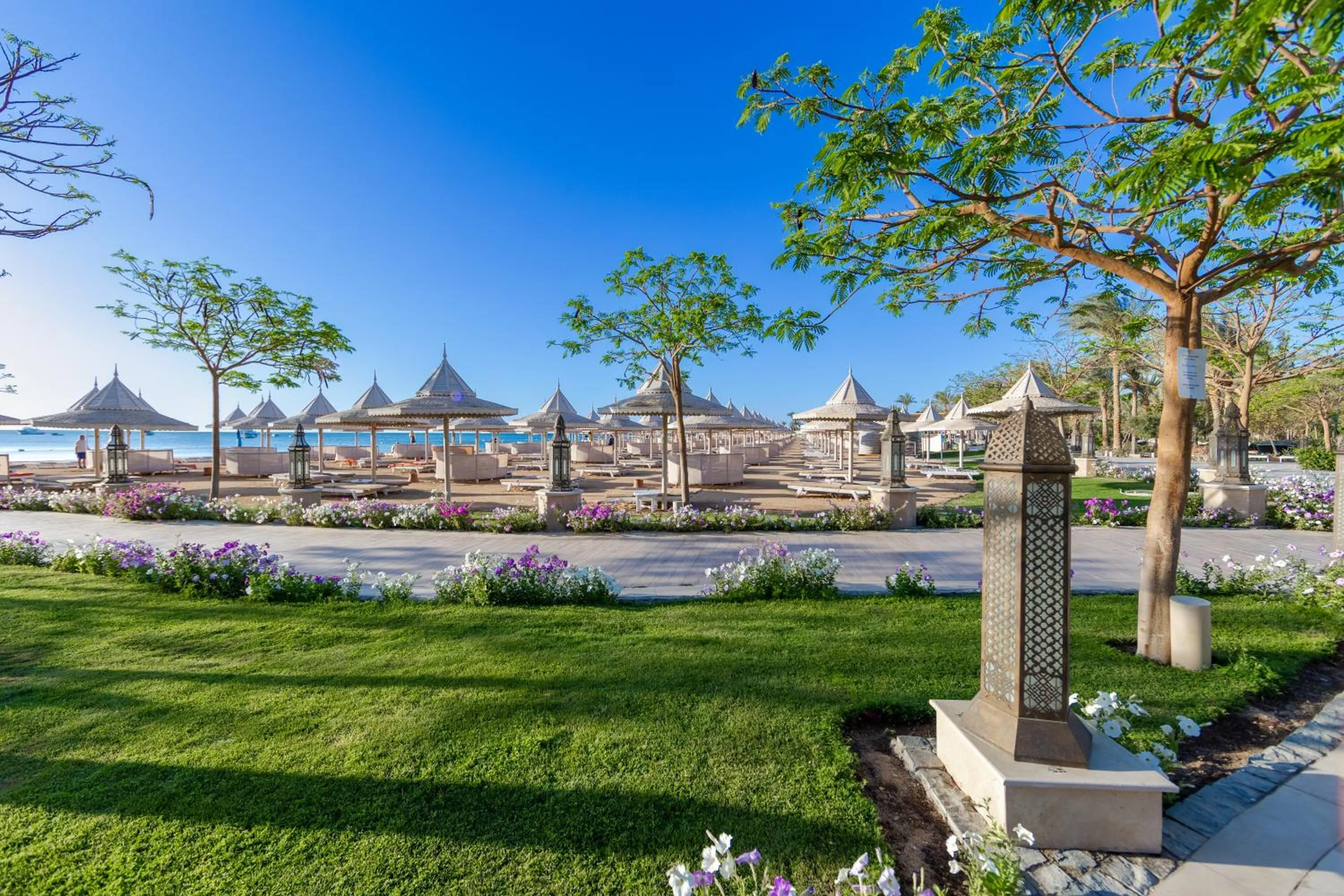 Garden in Grand Palace - Couples only 18 years plus