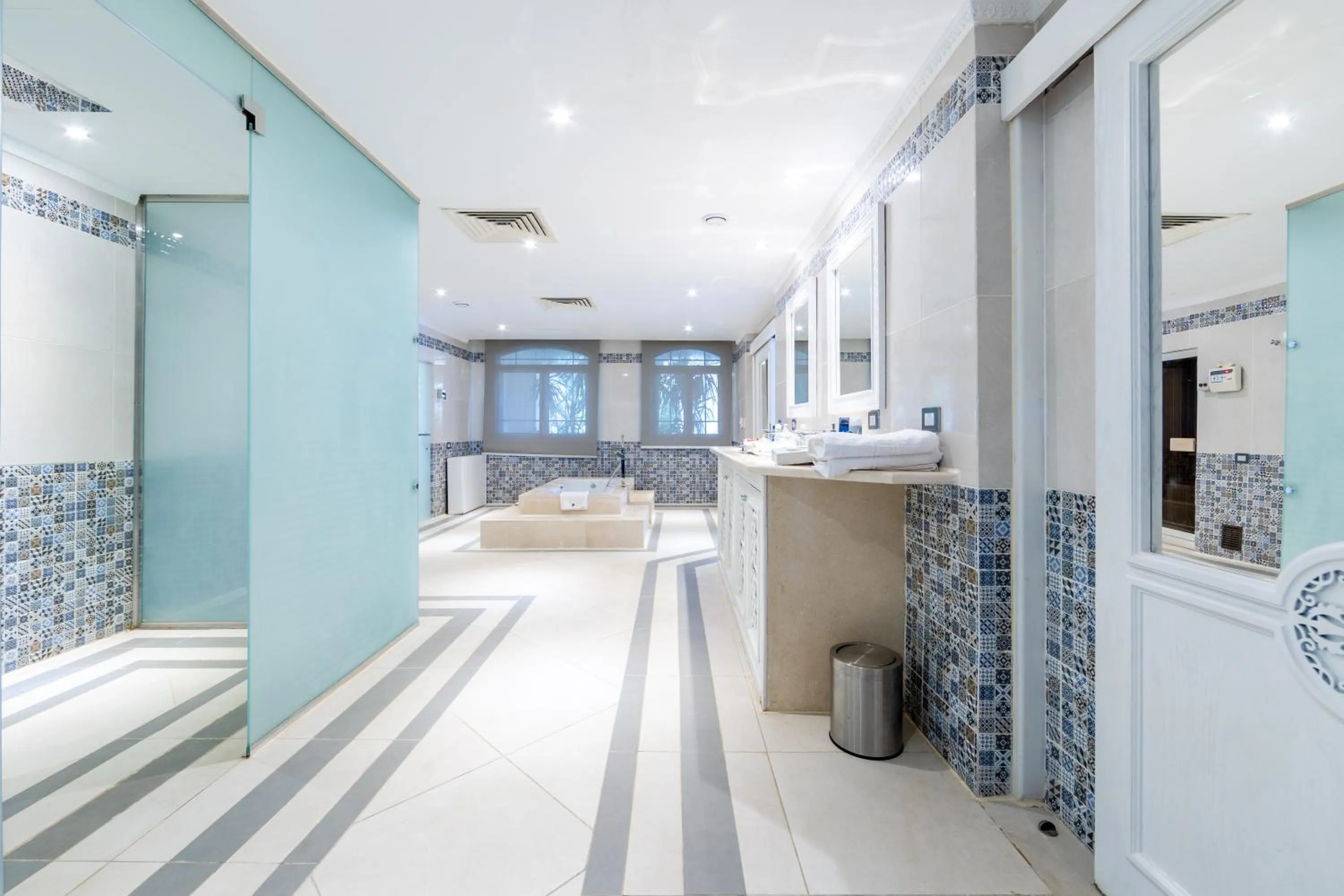 Bathroom in Grand Palace - Couples only 18 years plus