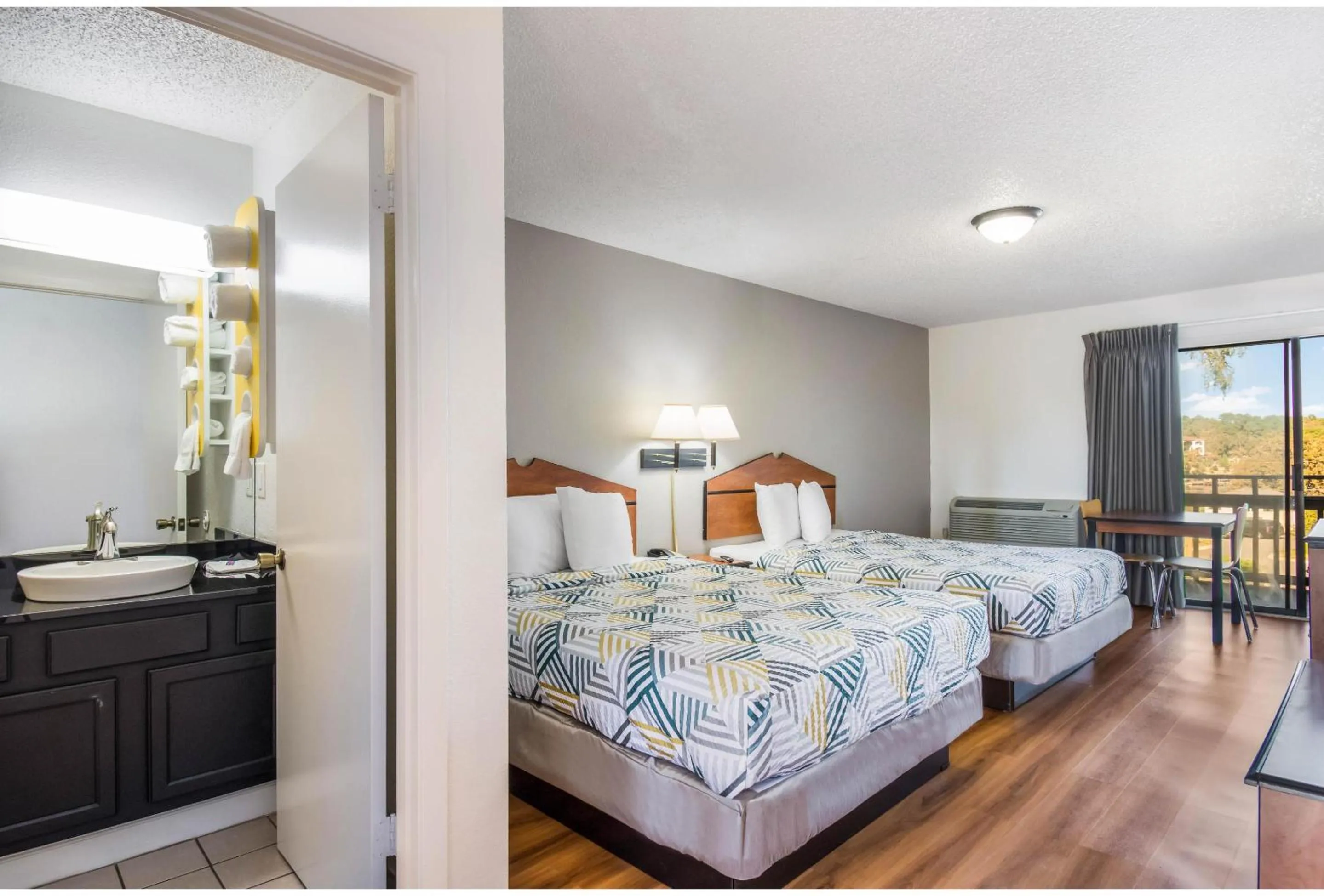 Bedroom, Bed in Motel 6-Hot Springs, AR