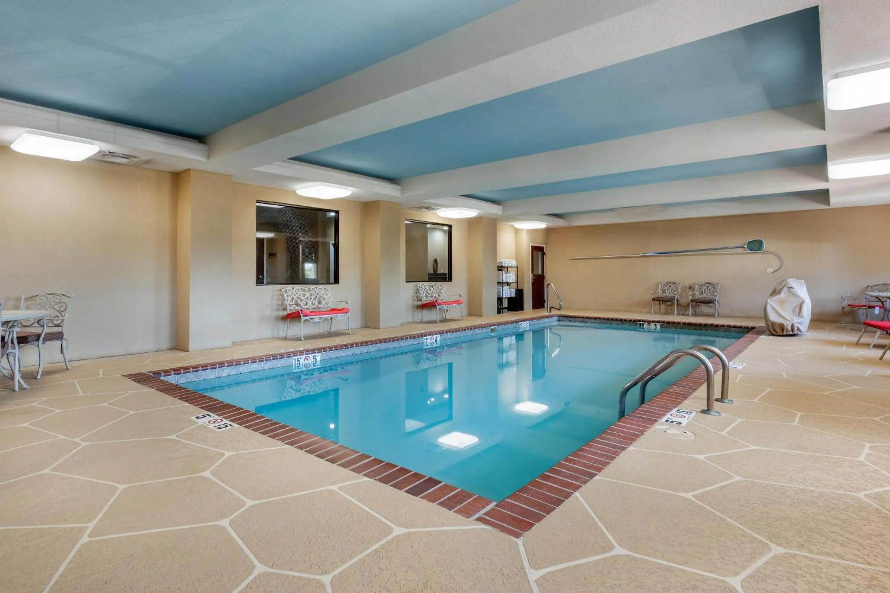 Swimming pool in Comfort Inn & Suites North Little Rock McCain Mall