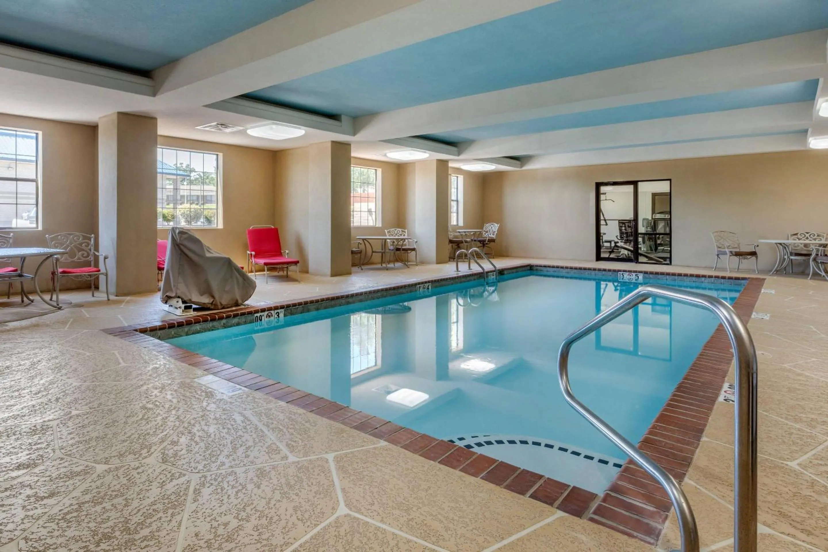 Swimming pool in Comfort Inn & Suites North Little Rock McCain Mall