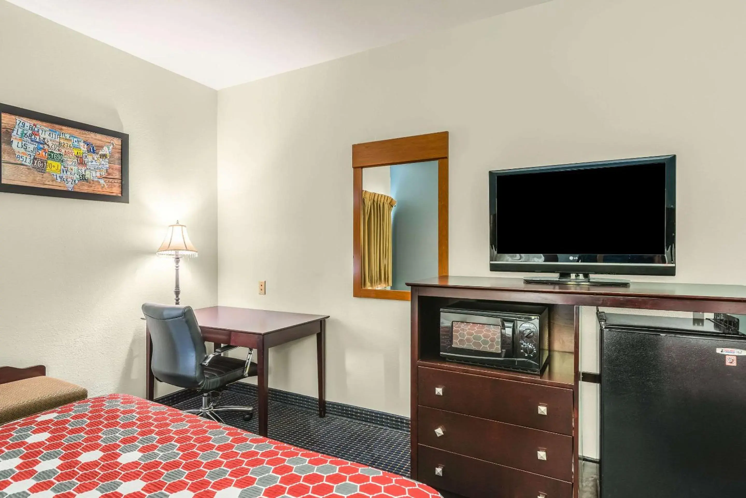 Bedroom, TV/Entertainment Center in Econo Lodge Inn & Suites North Little Rock