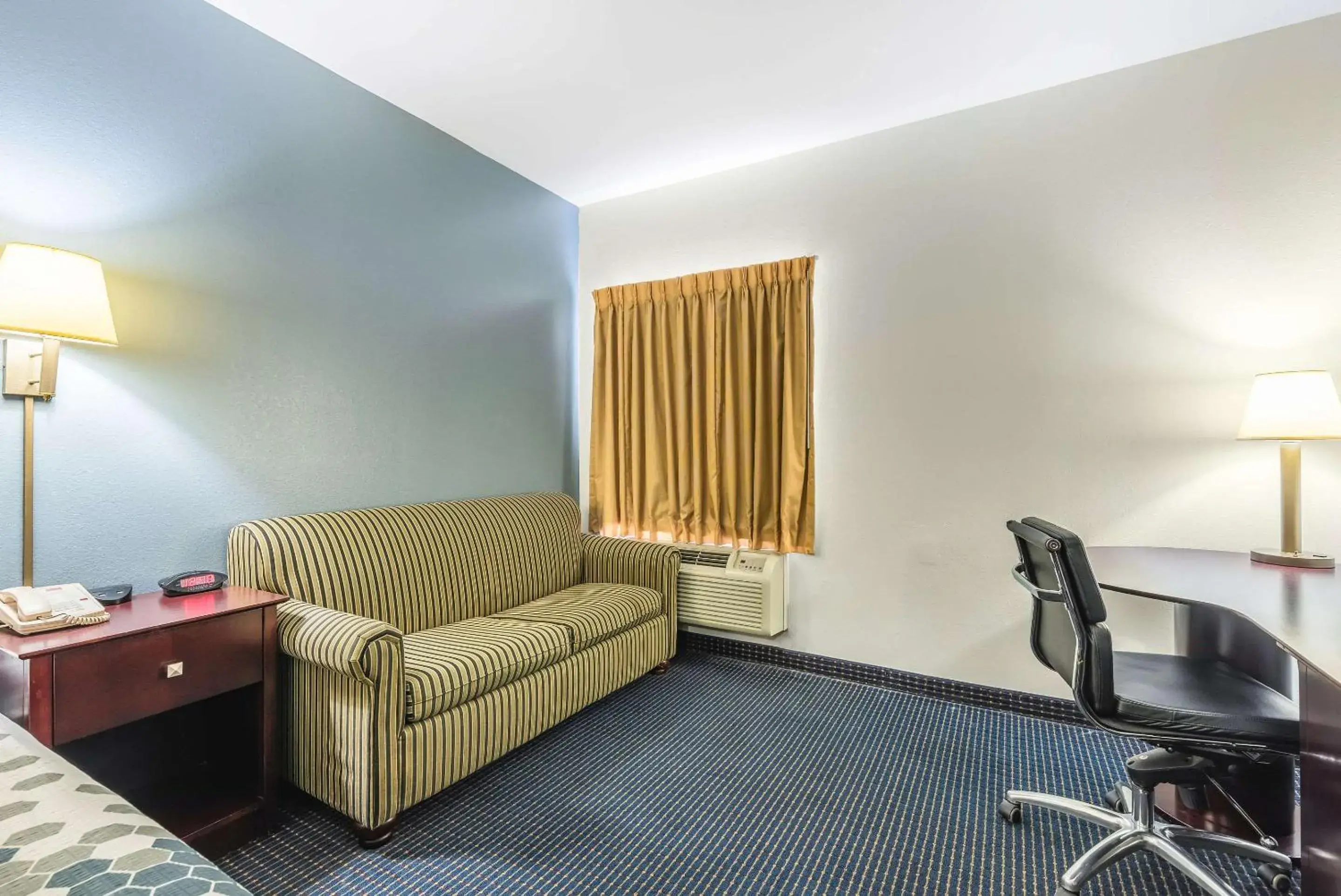 Bedroom, Seating Area in Econo Lodge Inn & Suites North Little Rock