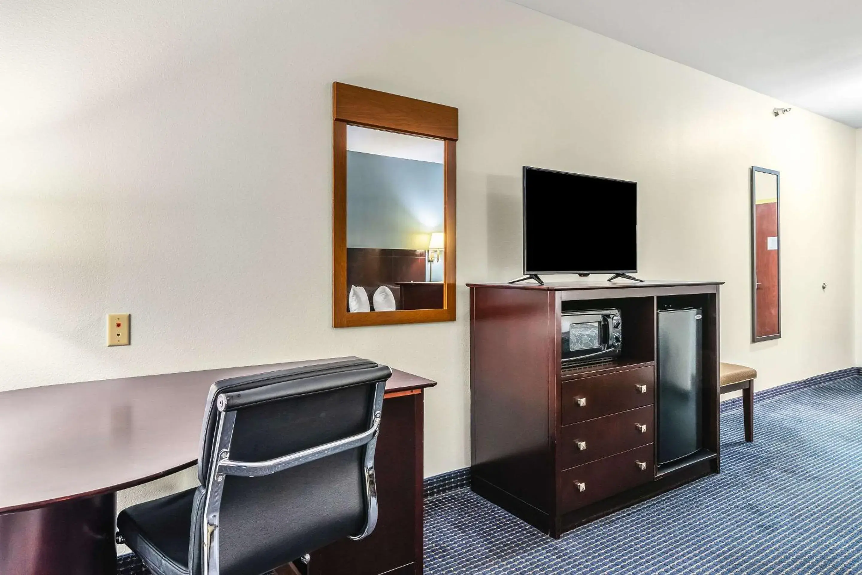 Bedroom, TV/Entertainment Center in Econo Lodge Inn & Suites North Little Rock