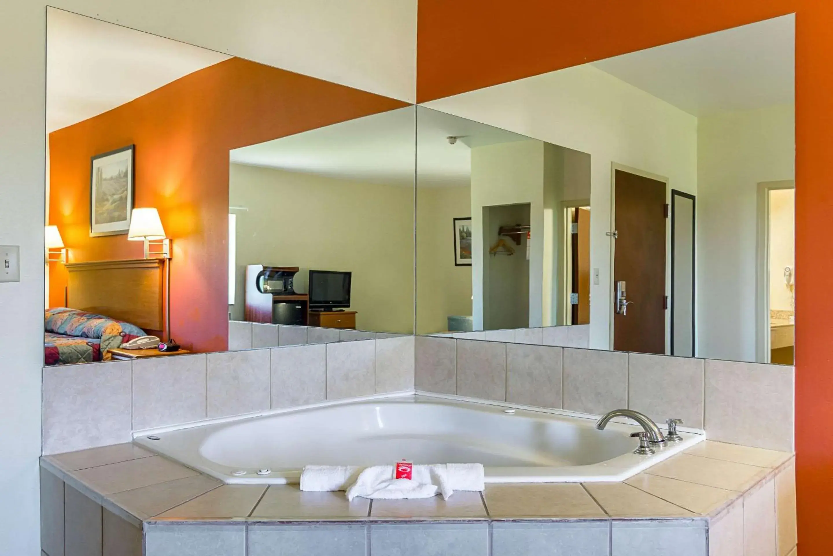 Bedroom, Bathroom in Econo Lodge Inn & Suites North Little Rock