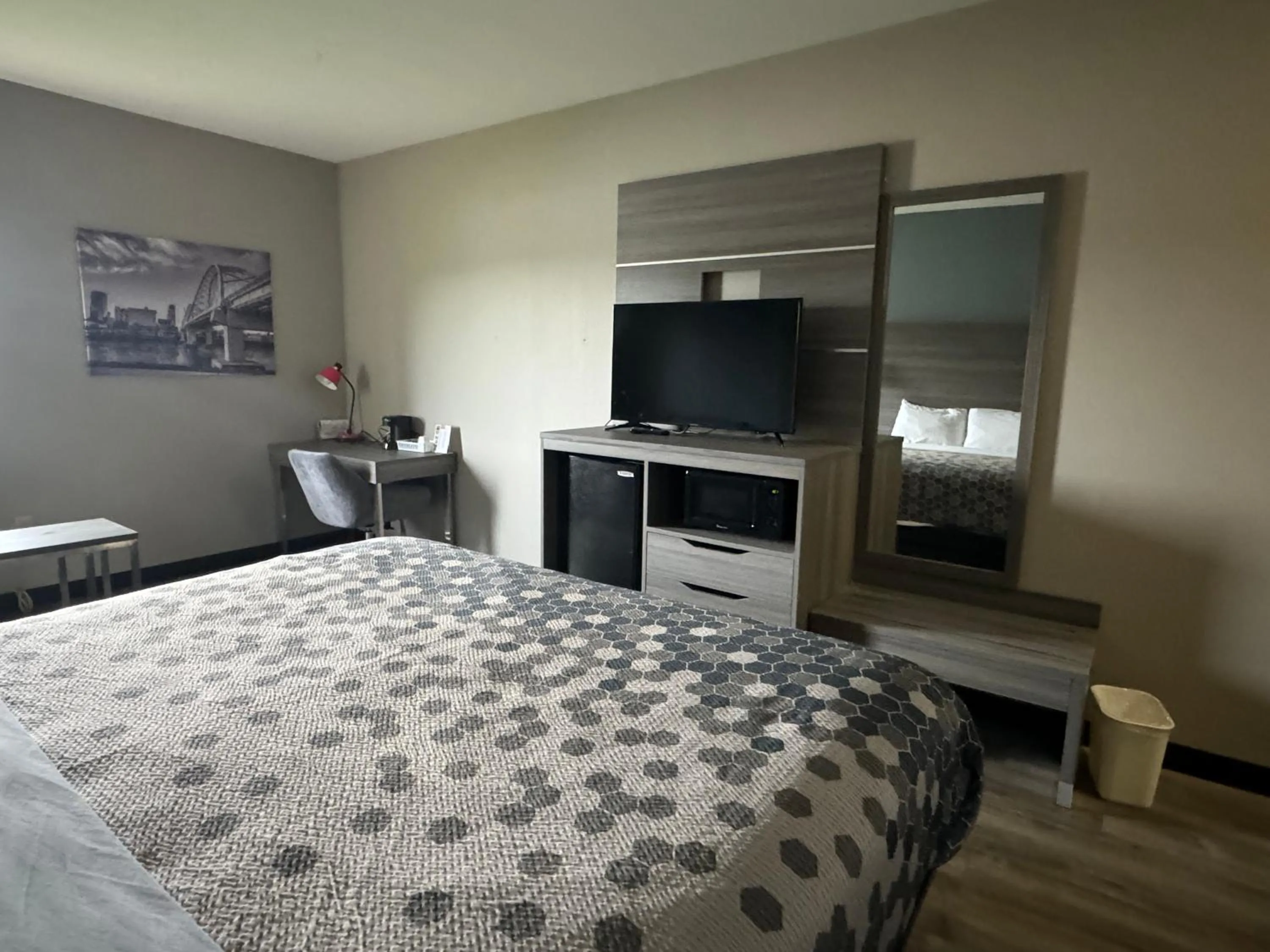 TV and multimedia, Bed in Econo Lodge Inn & Suites Pritchard Road North Little Rock