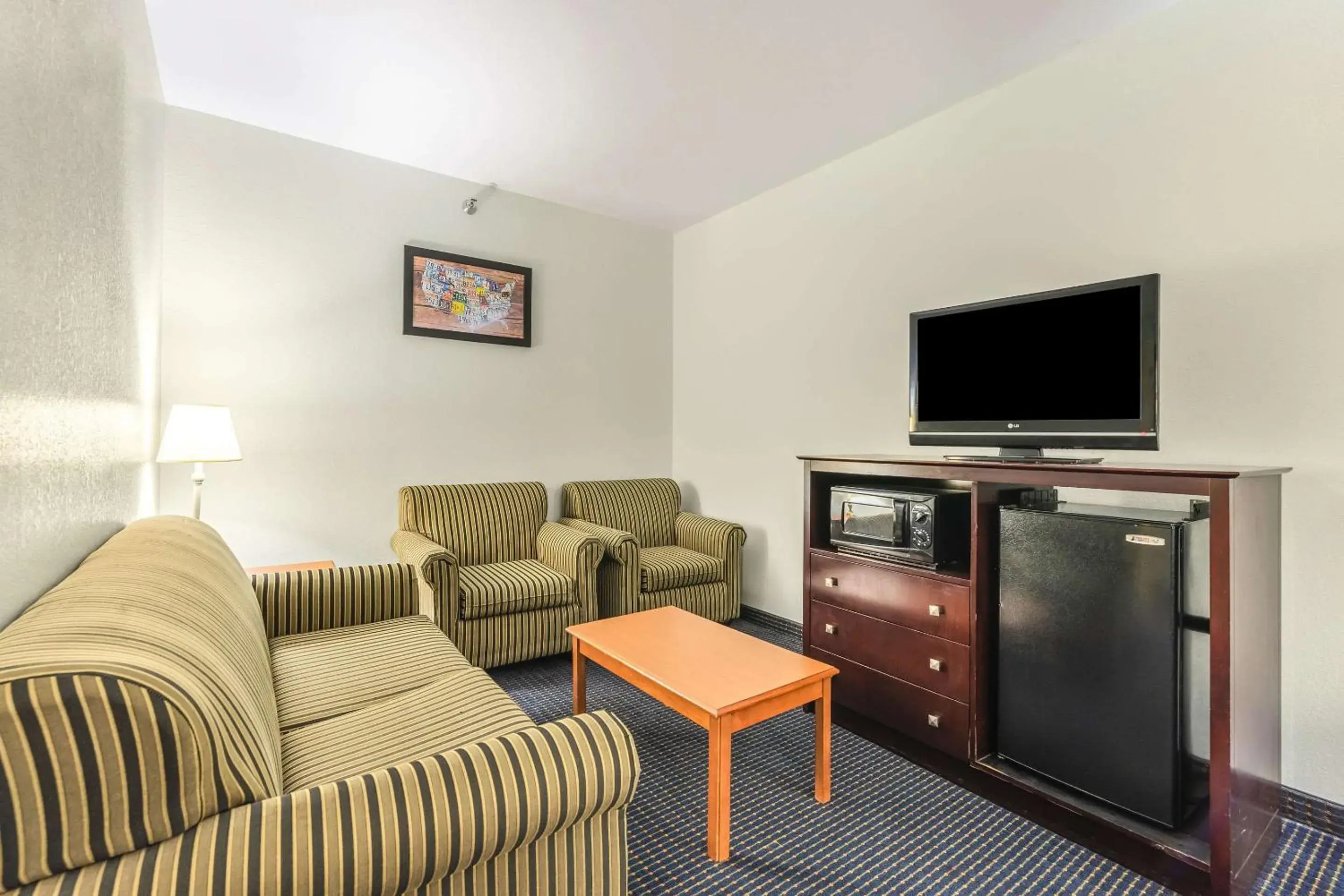 Bedroom, Seating Area in Econo Lodge Inn & Suites North Little Rock