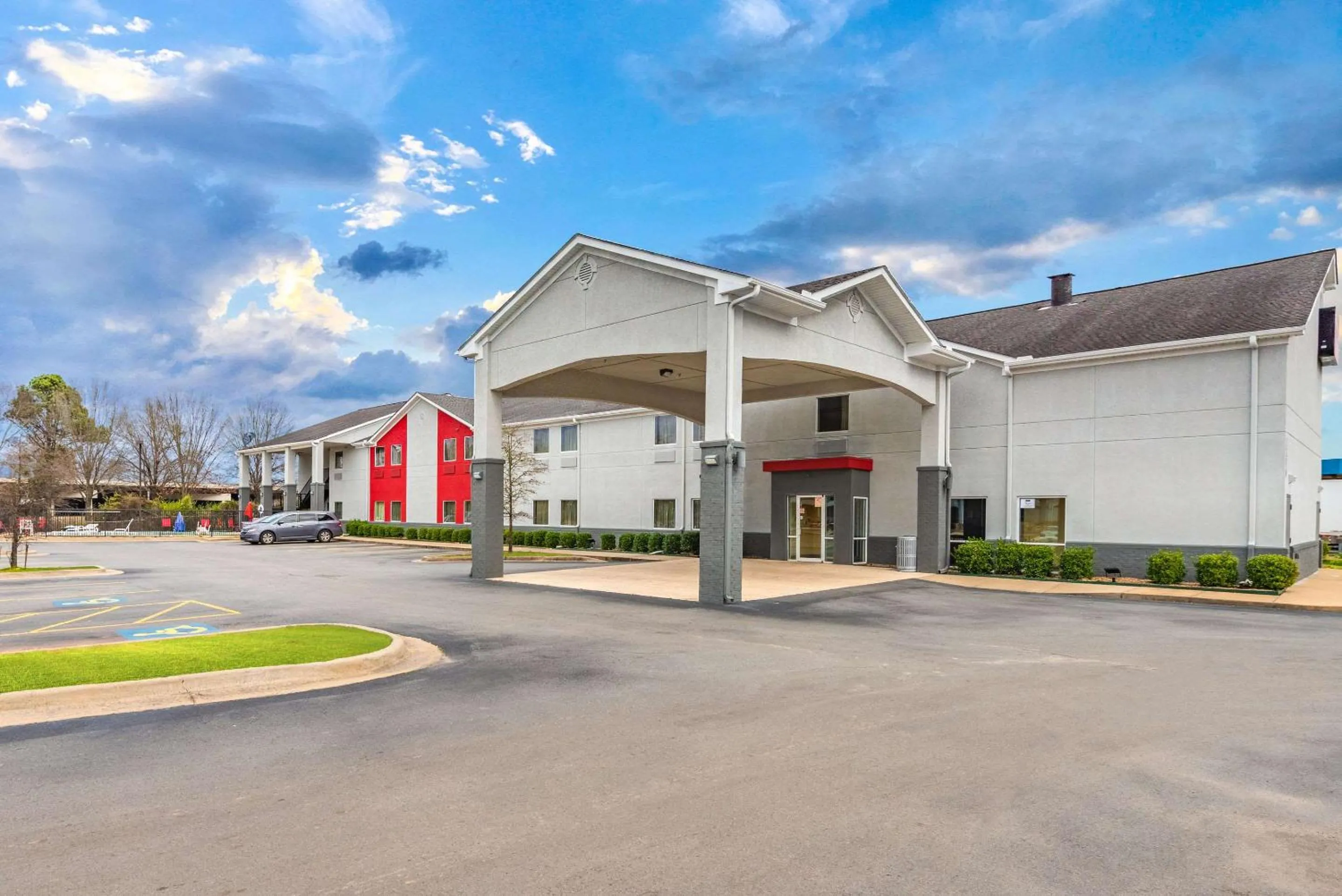 Property building in Econo Lodge Inn & Suites Pritchard Road North Little Rock