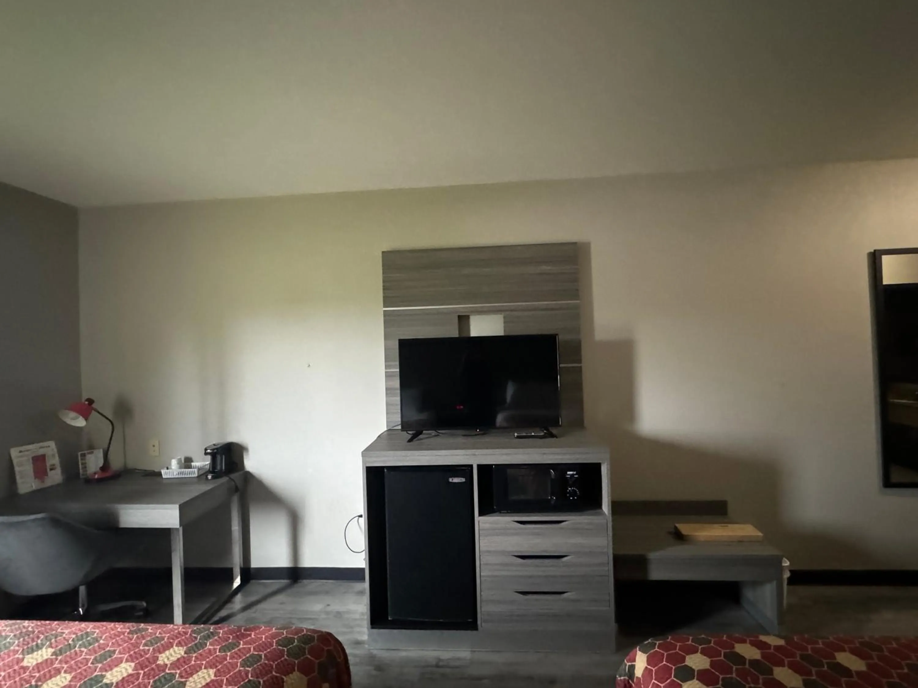 TV and multimedia in Econo Lodge Inn & Suites Pritchard Road North Little Rock