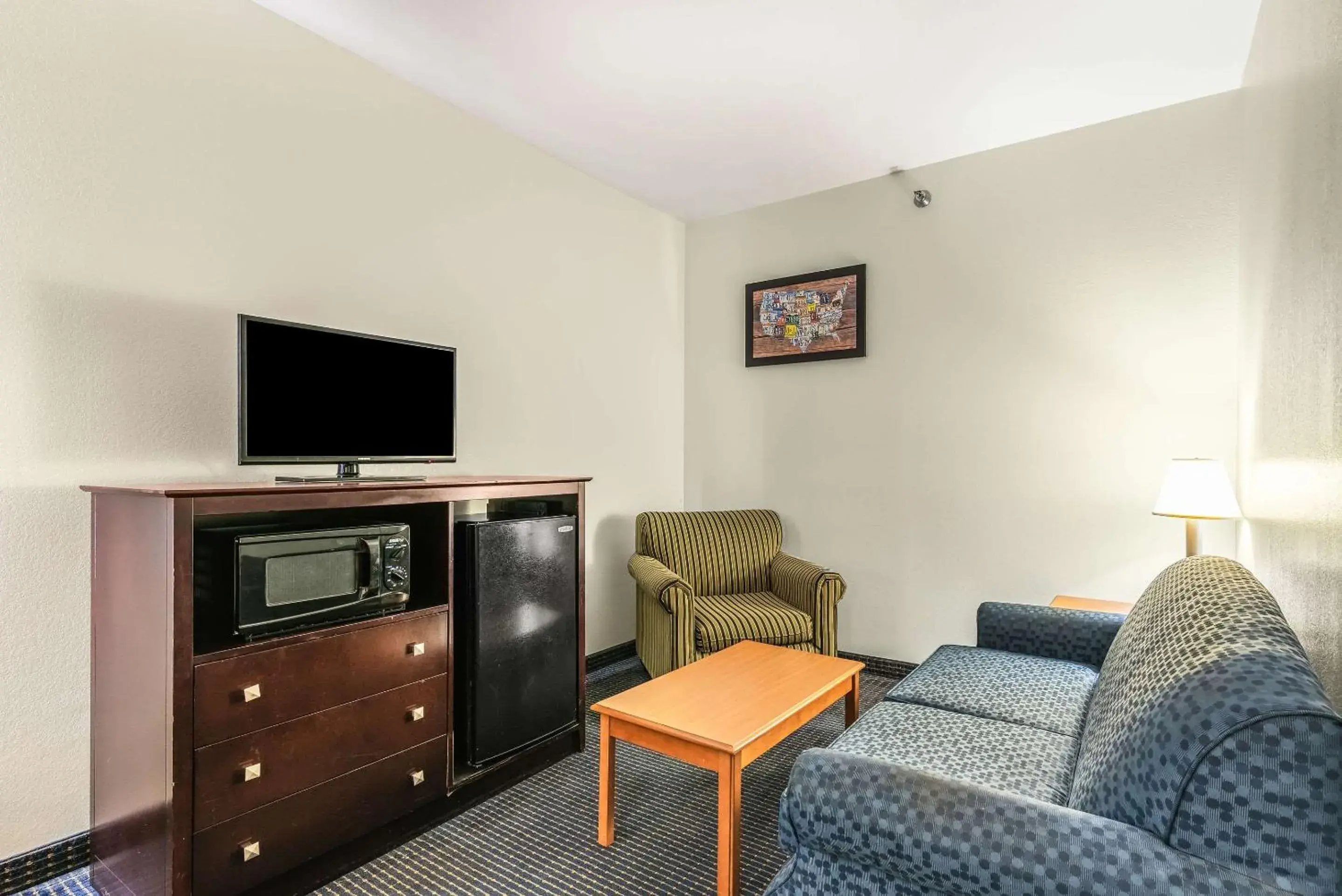 Bedroom, Seating Area in Econo Lodge Inn & Suites North Little Rock